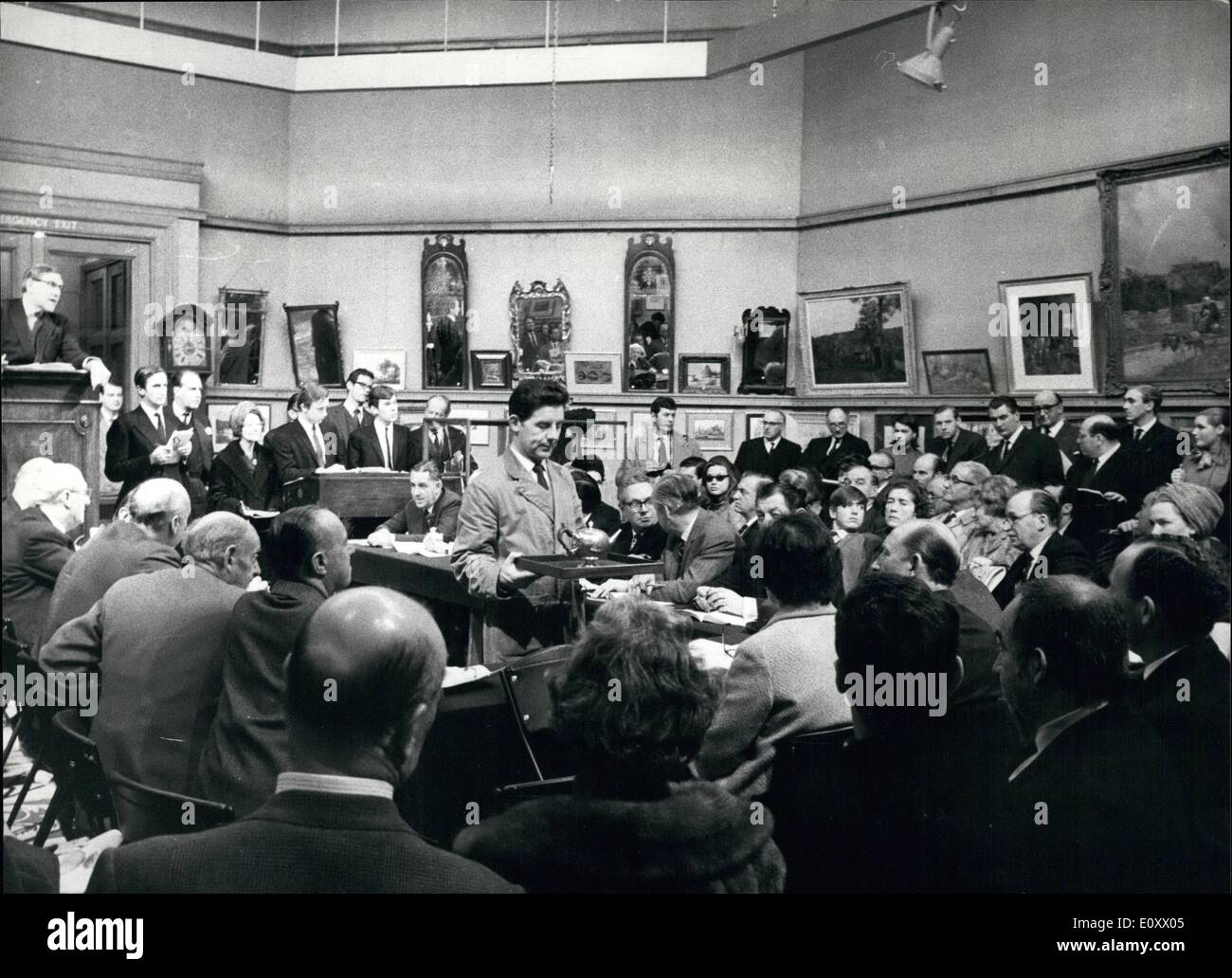 12. Dezember 1967 - Rennen Preis Teekanne für 40.000 verkauft: A George II gold Teekanne wurde für 40.000 gestern bei einem Verkauf von englischen, schottischen und ausländische Gold und Silber, Herr Michael Noble, M.P. angehören verkauft Die Teekanne von James Ker, Edinburgh, war der Preis für des Königs Platte bei Leith Races im Jahr 1736 und ist auf der einen Seite mit Erbe, der das Rennen gewann eingraviert. Die Teekanne wurde von Firestone und Parsons in Boston, U.S.A. gekauft. Die berühmten Teekanne wurde von Leopold de Rothschild im Jahre 1847 für 70 erworben und wurde verkauft bei Christies in 1040 für 1.250 Stockfoto