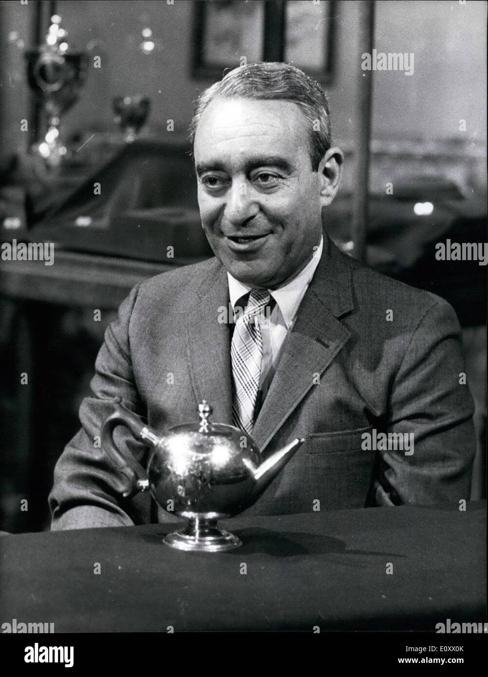 12. Dezember 1967 - Rage Preis Teekanne verkauft für £40.000.: A George II gold Teekanne verkaufte für £40,000 bei Christie' s gestern, bei einem Verkauf von englischen, schottischen und ausländische Gold und Splitter, Herr Michael Noble, M.P. angehören Die Teekanne von James Ker, Edinburgh, war der Preis für des Königs Platte bei Leith Races im Jahr 1736 und ist auf der einen Seite mit Erbe, der das Rennen gewann eingraviert. Die Teekanne wurde gekauft von Firestone und Parsons, Boston, USA die berühmten Teekanne wurde von Leopold de Rothschild im Jahre 1847 für £70 erworben und verkauft bei Christie' s im Jahre 1940 für £1.250 Stockfoto
