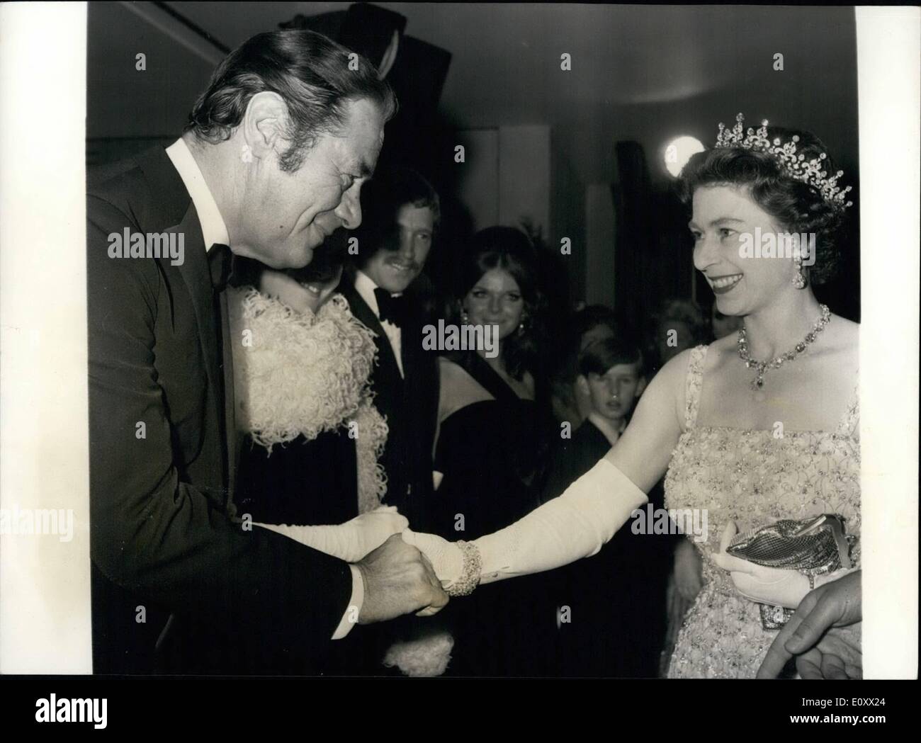 12. Dezember 1967 - Queen trifft die Stars: Königin Elizabeth II ist mit dem Schauspieler Rex Harrison, Star des Films "Doctor Dolittle" Wenn sie die Premiere Ausstrahlung des Films im Kino Odeon, London, letzte Nacht besuchte eingeführt. Das komplett-Ticket zeigen wurde zugunsten der British Empire Krebs Kampagne Nächstenliebe. Stockfoto