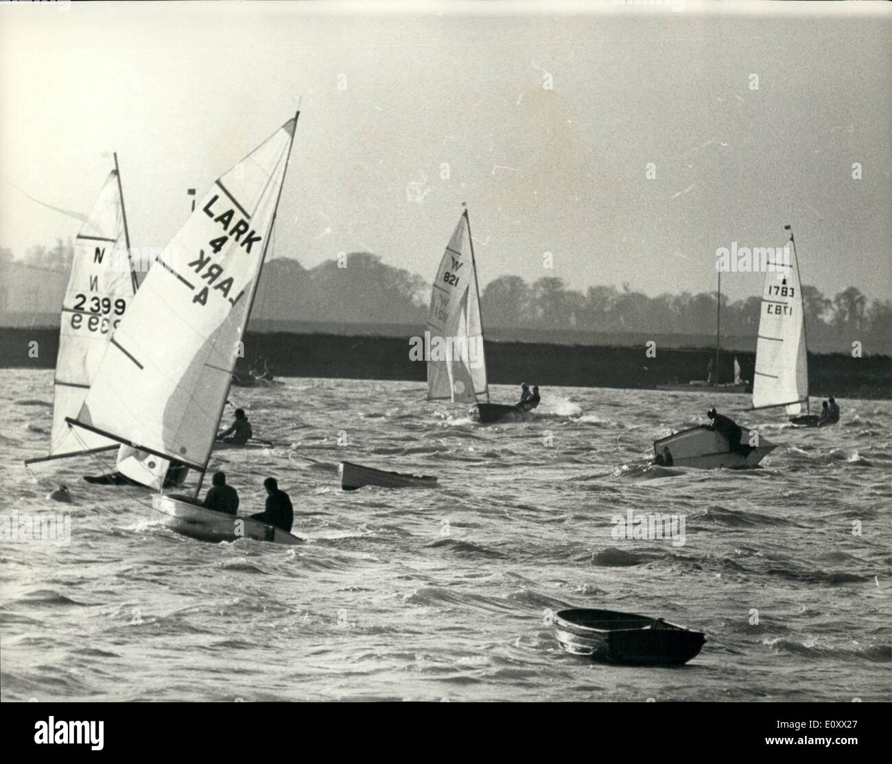 12. Dezember 1967 - das Royal Corinthian Yacht Club Eiszapfen Trophy Rennen in Burnham-auf-Crouch.: mehrere Wettbewerber bekam ein ducking in dem eiskalten Wasser beim konkurrieren in der Royal Corinthian Yacht Club Eiszapfen Trophy Rennen in Burnham-auf-Kirche heute. Sechs International, sieben National und 13 anderen Klassen waren vertreten. Foto zeigt einen der Konkurrenten klammert sich an seinem umgestürzten Handwerk wie einige der anderen Handwerk manövrieren um ihn herum für den Start des Rennens. Stockfoto