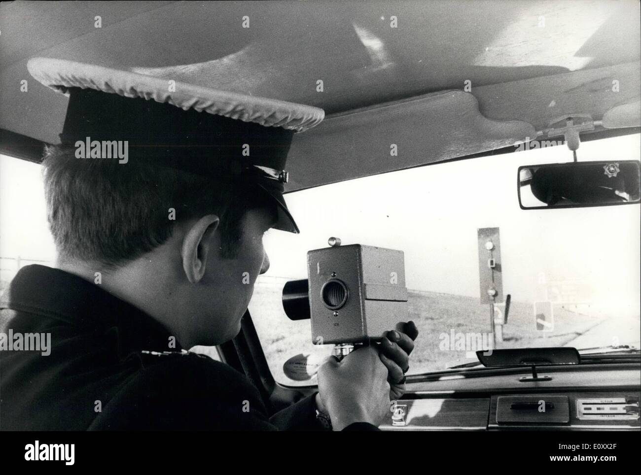 12. Dezember 1967 - Autobahn Ray Guns. Schalter auf Nebel Warning Lights.: Ray Guns werden von der Polizei von Leicestershire und Rutland auf der Autobahn m.i. - Warnung Nebelscheinwerfer einschalten. Wenn Nebel herunterkommen, eine Patrouille fährt auf der Autobahn, und ihr Auto jeden Satz Lichter nähert, Offizier lehnt sich aus dem Auto, und ohne zu stoppen, soll seine Strahlenkanone am Schalter auf Zelle - liegt zwischen den zwei Lichter- und Brände, und kommen Sie auf die blinkende Lichter. Ray Guns ein Signal strahlte Radio die den Nebel Lichtschalter aktiviert Stockfoto