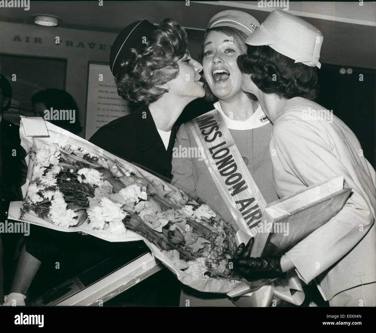 1. Januar 1968 - '' Miss London Flughafen 1968: Miss Trans World Airlines - Carol Marshall von Datchet, Dollar - war heute "Miss London Flughafen 1968" am Flughafen London gewählt. Stockfoto