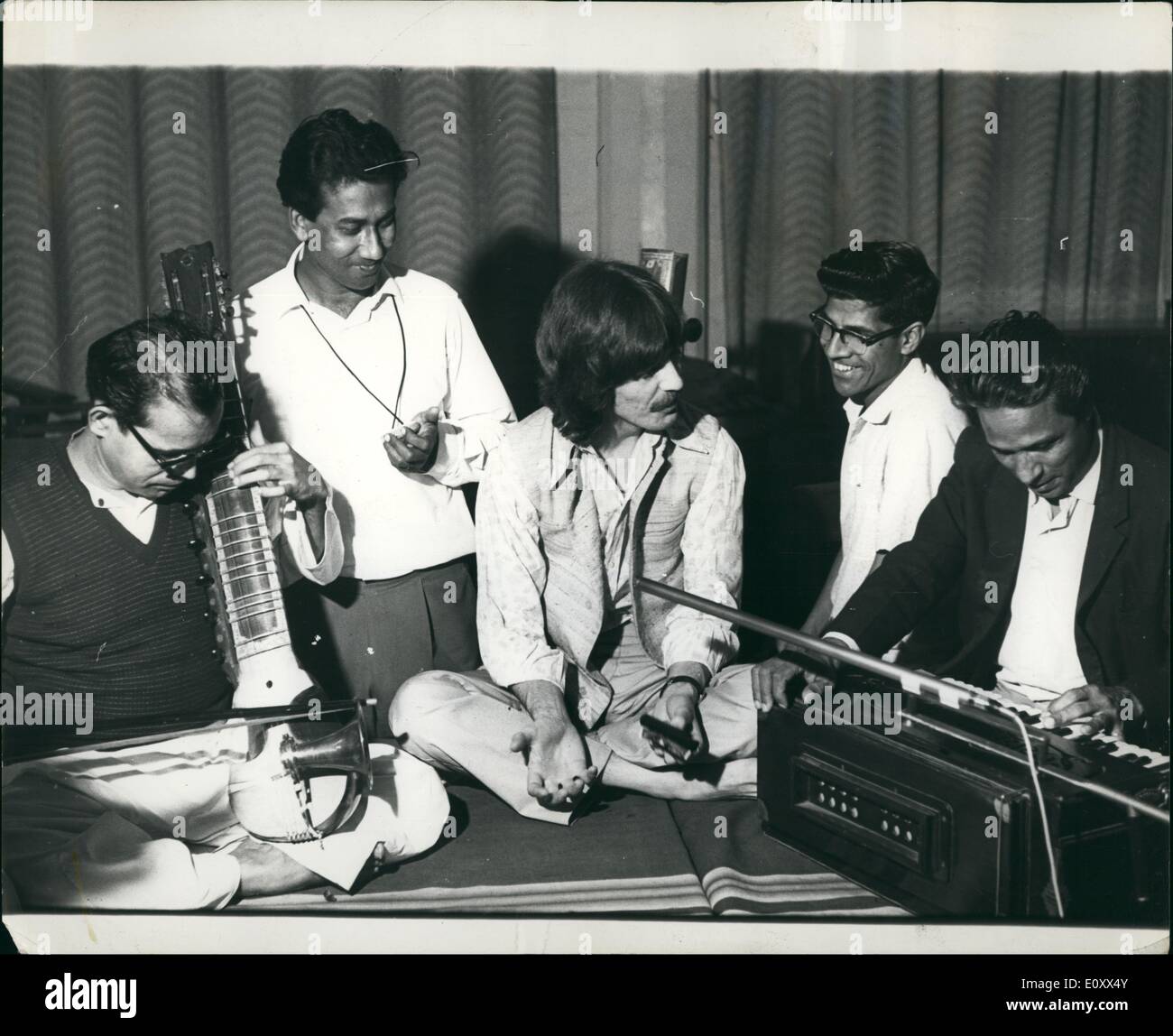 1. Januar 1968 - Breatle George Harrison In Bombay: Fotoshows Beatle George Harrison, der ist in Bombay im Zusammenhang mit der Aufnahme von Musik für Windwälle - ist hier zu sehen in typisch indisch, Sarangi anhören gekleidet - ein indisches Musikinstrument. Im Zentrum ist Shambu, ein bekannter indischer Musiker. Stockfoto