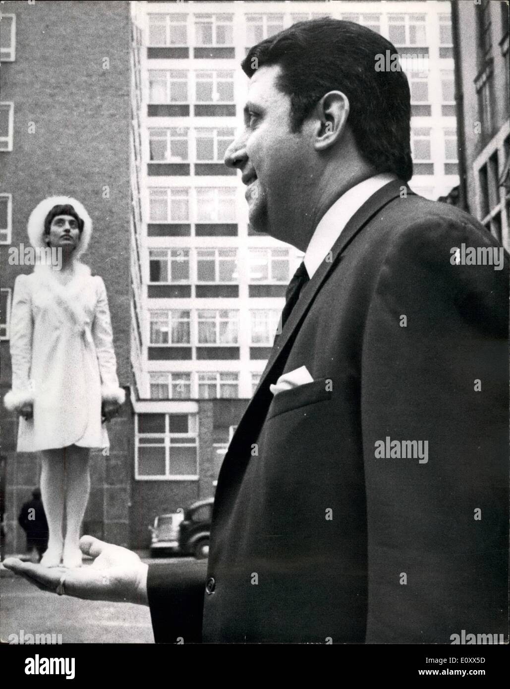 1. Januar 1968 - Solomon King - The King-Size passiert auf der aktuellen 'Pop'-Szene In London: Solomon King - auf jeden Fall größte geschieht auf der aktuellen "pop" Szene - wiegt er 6 ft. 8ins, bemerkt, groß Ballard Sänger des Landes äußerten durch brachen mehr als 20 Stein, steht. So fand er seinen Song - '' sie Wes My Ring'' nahm sie in Nashville, USA., und brachte ihn Ti dieses Landes. E.M.I. Aufnahme, Entlassung, mochte es am 17. November Stockfoto