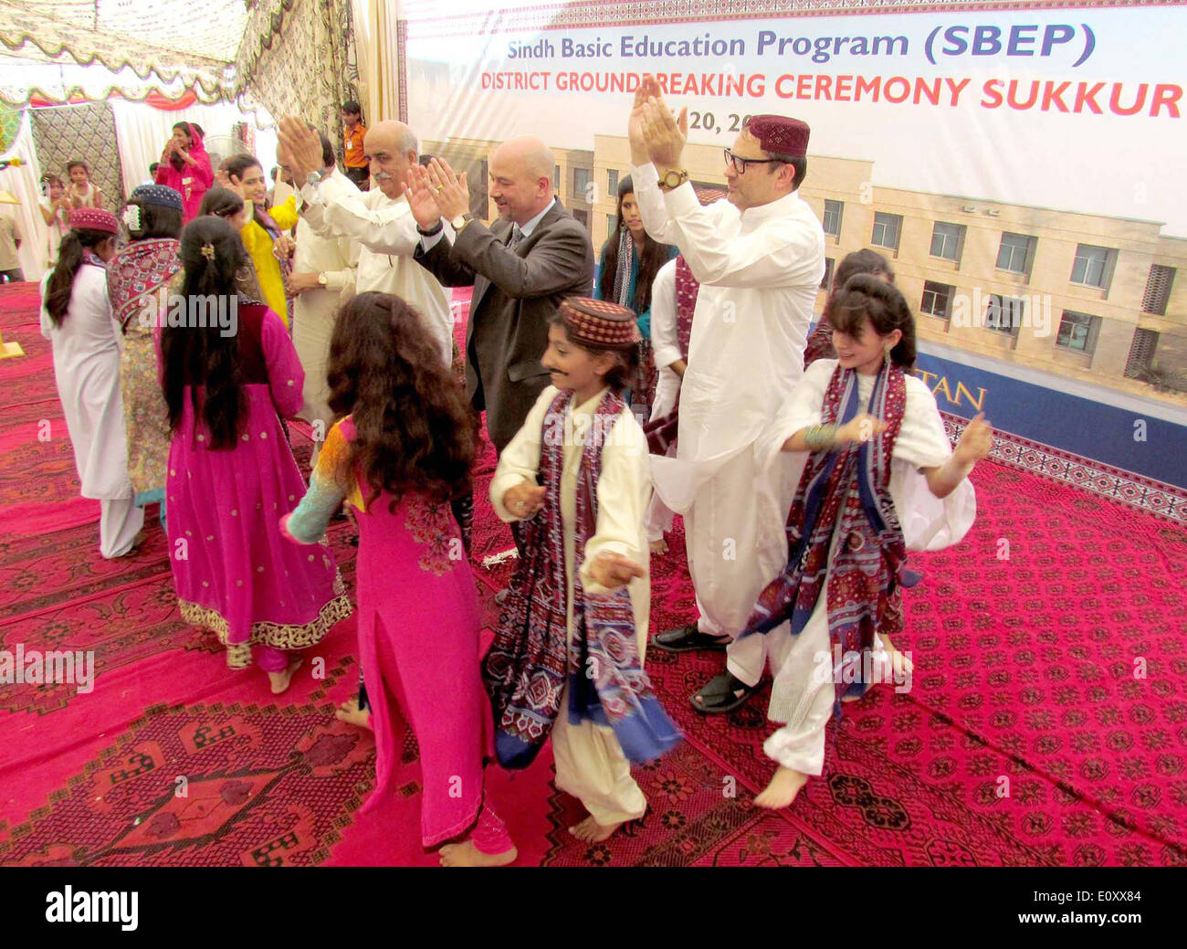 Karachi, Pakistan. 20. Mai 2014. Völker Party (PPP) Führer der Opposition in der National Assembly Khursheed Shah, Sindh Senior Minister für Bildung Nisar Ahmed Khuhro und Regional Director für USAID in Sindh und Belutschistan, Leon S. Waskin zusammen mit Studenten teilnehmen in Tableau auf der Bühne während Bezirk Spatenstich Zeremonie von Sindh grundlegende Ausbildung Programm (SBEP) organisiert durch die United States Agency for International Development (USAID) vom Dienstag in Sukkur , 20. Mai 2014 Kredit: S.Imran Ali/PPI Bilder/Alamy Live-Nachrichten Stockfoto