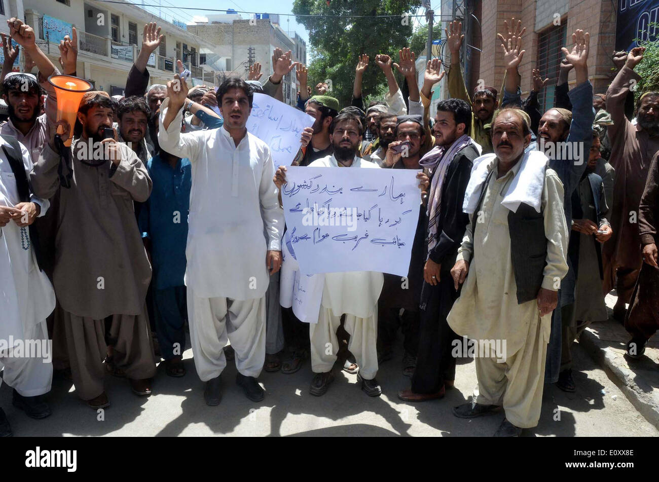 Karachi, Pakistan. 20. Mai 2014. Mitglieder von Chin-Chi-Auto-Rikscha-Fahrer und Eigentümergemeinschaft skandieren Parolen gegen hohen Händigkeit der Police Department bei Protestkundgebung in Quetta Presseclub am Dienstag, 20. Mai 2014 Credit: S.Imran Ali/PPI Bilder/Alamy Live News Stockfoto