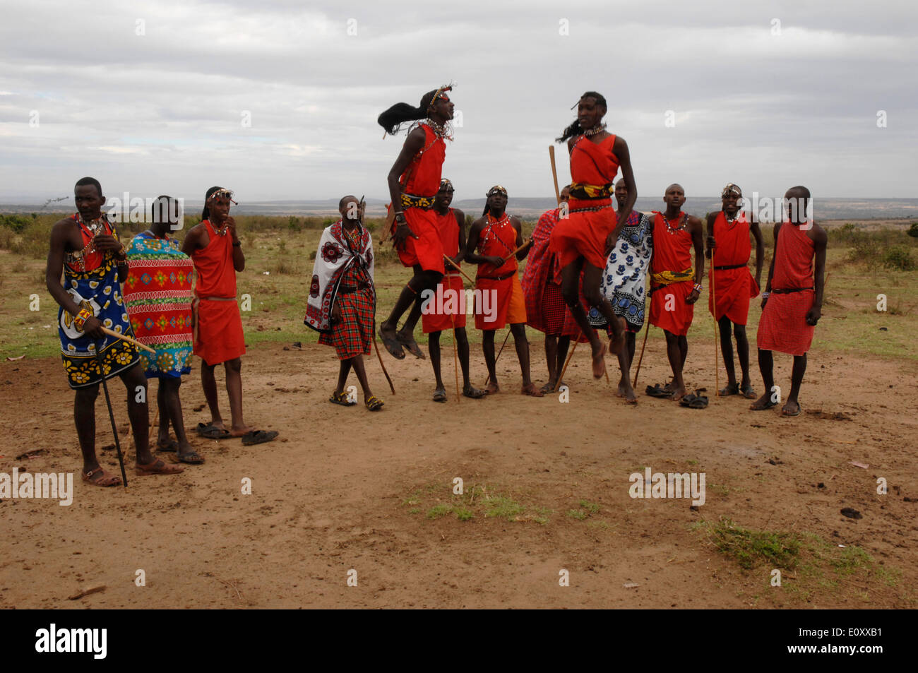 Gruppe von Maasai Masai Krieger zu springen, tanzen Stockfoto