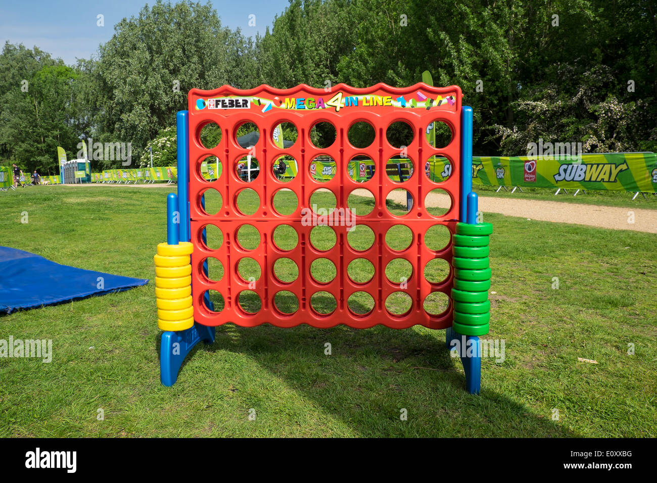 Große outdoor-Spiel von vier gewinnt bei Veranstaltung für gesunde Herzen Milton Country Park Stockfoto