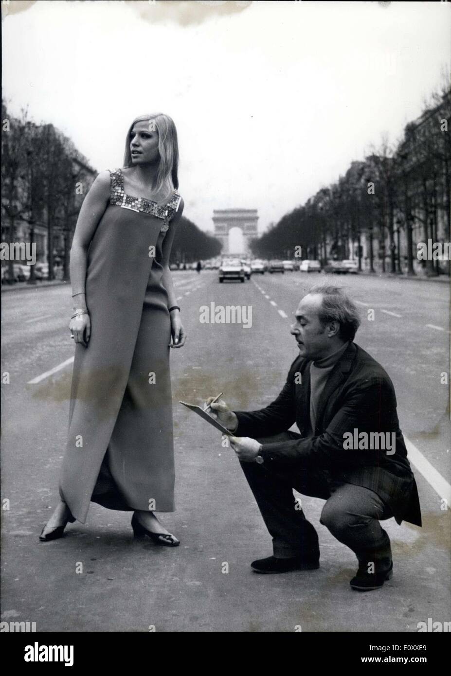 12. März 1968 - sind Paris Fashion Designer Jacques Esterel und Miss Deutschland 1967, Fee von Zitzewitz hier mitten auf der Straße abgebildet. Zitzewitz ist einer der Esterel Kleider tragen. Sie sind auf der Champs Elysees. Esterel macht eine Kleid für eine festliche Veranstaltung in München. Stockfoto