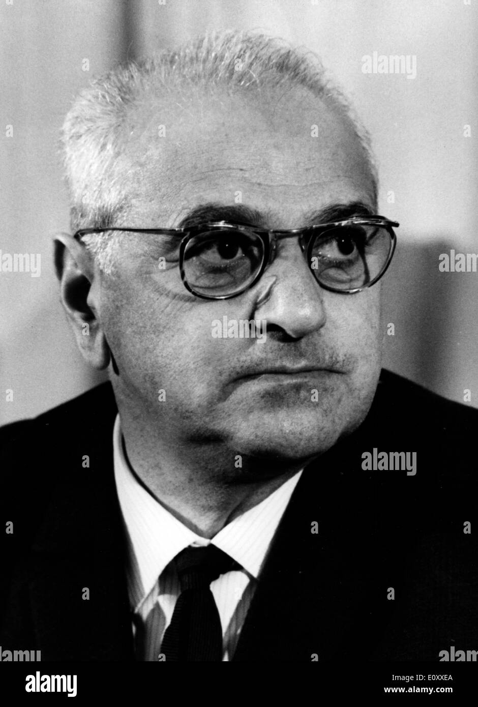 12. März 1968; Rom, Italien; Russlands zweite Mensch im Weltall German Titow, sagte "mit größter Ernsthaftigkeit", dass er keine Ahnung hatte, wer das Rennen zum Mond gewinnen würde. G.s. Titov sagte während einer Pressekonferenz anlässlich der Elektronik-Ausstellung. Ich bin noch sehr jung "sagte Titow, 33 'und so ich hoffe ich kann wieder zurück dort oben". Titow abgeschlossen 17 Bahnen im Raum 6. / 7. August 1961. Mit ihm wurde eine 20 Mann sowjetische Delegation, die Rom-Show. Das Bild zeigt ein Porträt der stellvertretender Direktor der UdSSR Nuclear Institut Herr S. ARTSIMOVIC. Stockfoto