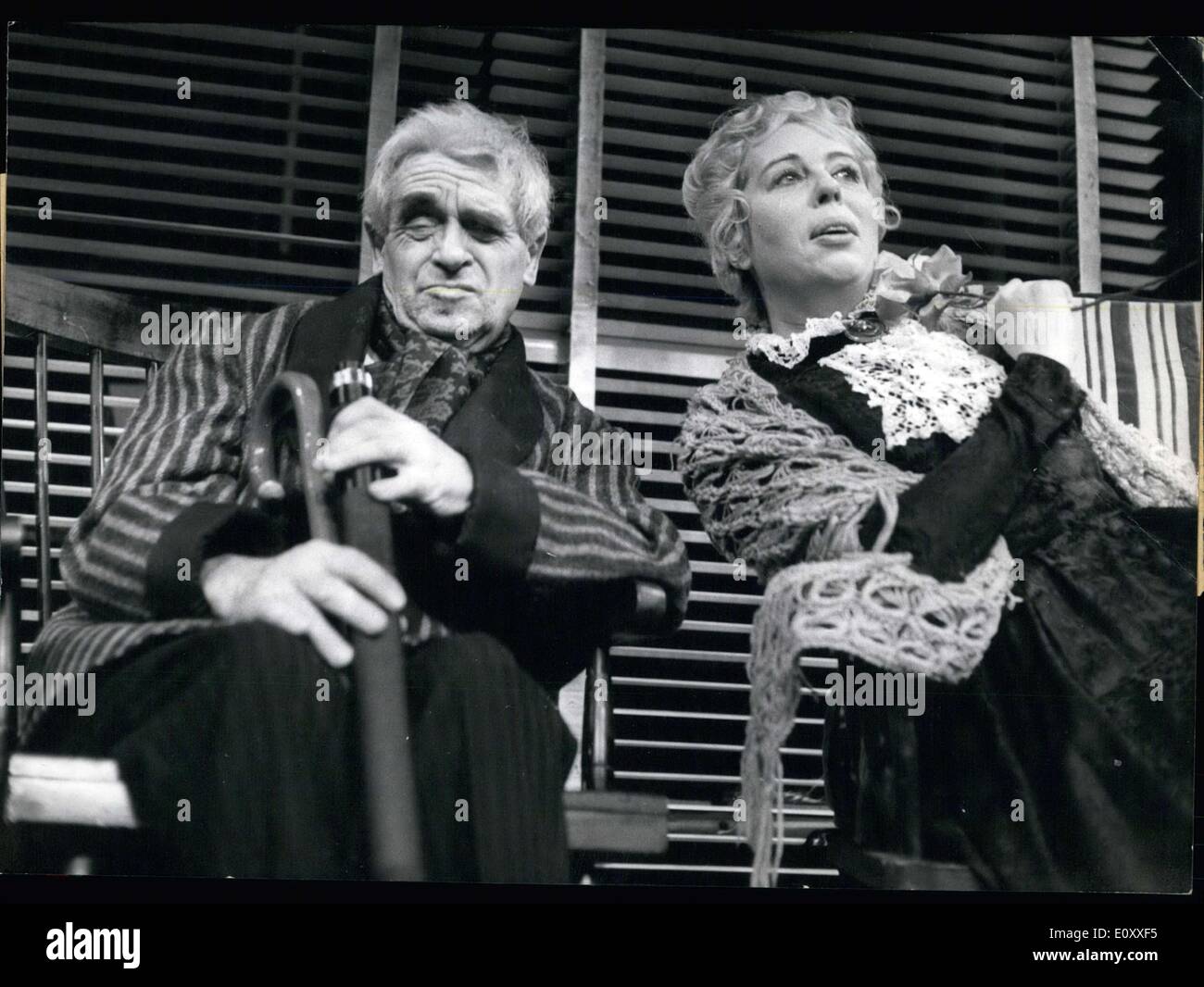 16. März 1968 - abgebildet sind Eva Böttcher als Murial und Otto Rouvel als Herbert in Robert Anderson Stück '' Vier St? Cke f? R Samstagabend.'' Es wurde inszeniert von Karl-Heinz Martell im D? Sseldorf Playhouse. Stockfoto