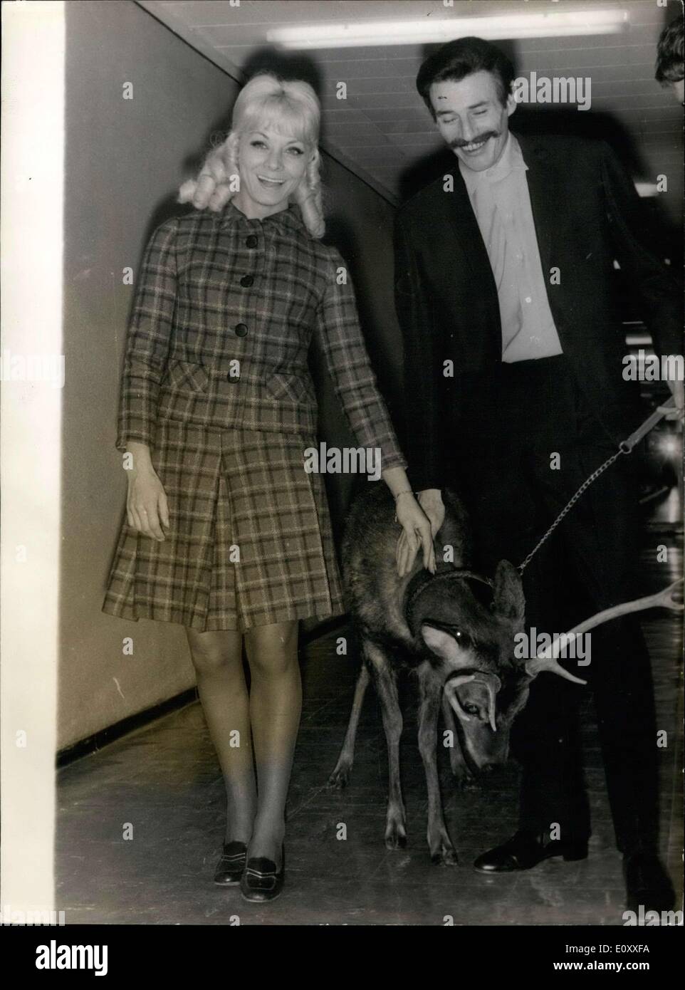 17. März 1968 - Isabelle Aubret, Jean Ferrat und Bambi im TV-Studio Stockfoto