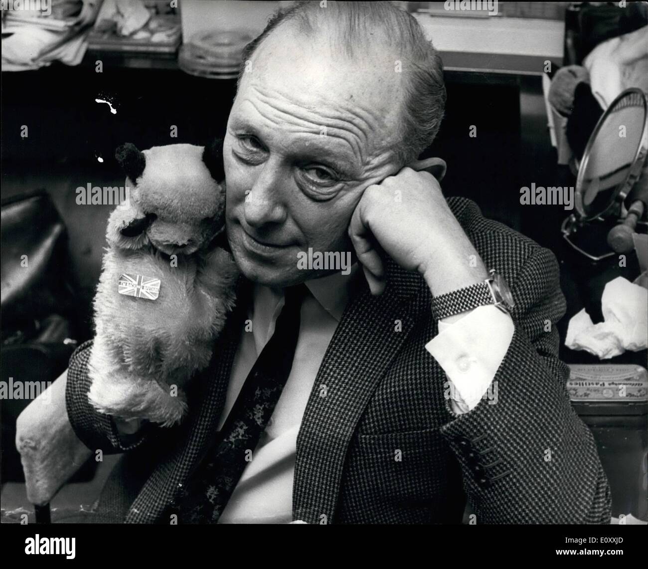 1. Januar 1968 - kann nicht BBC Sooty und mich Teil: Harry Corbert sagte gestern Abend die BBC ihm gesagt hatte, seine Puppen Sooty und fegen müssen ein neues Gesetz vorzugsweise eine bekommen, die Herr Corbett ausgeschlossen. Seit 15 Jahren haben Sooty und seine Freunde eine beliebte Fernsehsendung mit Kindern und Erwachsenen. Letzte Nacht in seiner Garderobe im Londoner Mai Messe Theatre, wo er in '' die rußigen Xmas'' erscheint, Herr Corbett sagte: sie sind meine Handlung wegnehmen und es ist eine schlimme Sache zu tun. "Vor ein paar Wochen erzählte mir BBC Beamten Sooty halten wollten aber wollten sie eine andere Rolle spielen Stockfoto