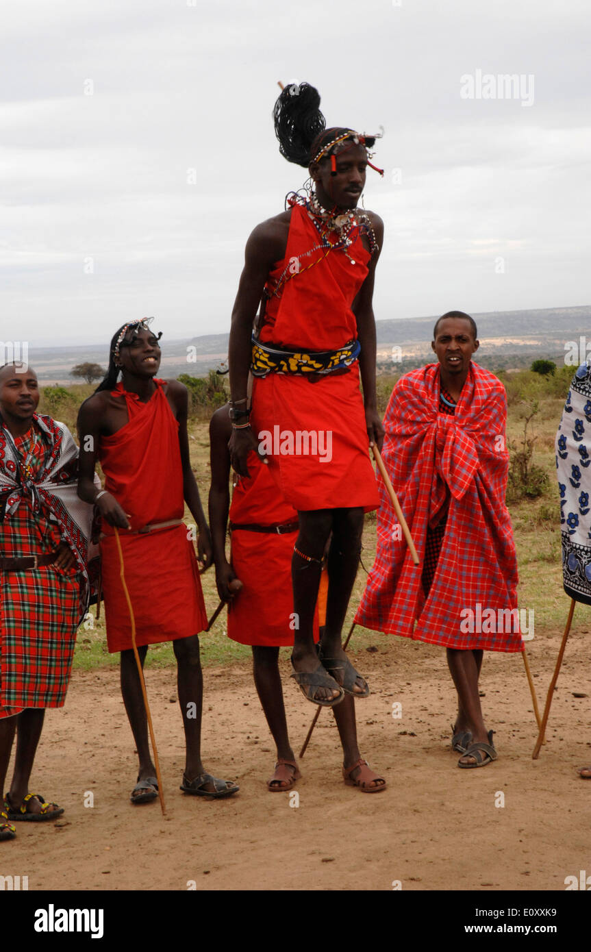 Gruppe von Maasai Masai Krieger zu springen, tanzen Stockfoto