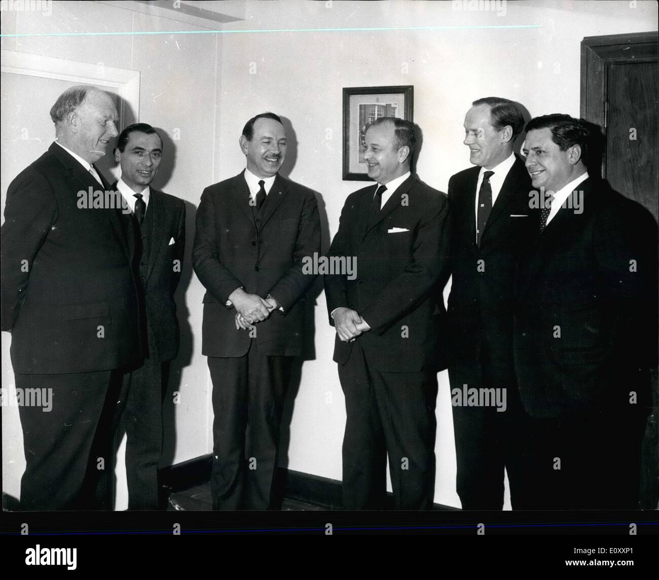 Januar 1968 - Besprechung des Besuchs der USA: Sir Eric St. Johnston, Chief Inspector of Constabulary, und John Minnich, Legal Attache an der US-Botschaft, diskutierten im Horseferry House in London mit dem stellvertretenden Chief Constable H.J. Phillips (Hampshire), Assistant Chief Constable P.D. Knights (Brimingham), Deputy Chief Constable R. Gregory (Devon und cornwall) und DET. Chief Inspector R.C. Steventon (Metropolitan), arrangierte ihre bevorstehenden Besuche in den Vereinigten Staaten, die mit einem Zuschuss von ca. 2.000 des Ford (Dagenham) Trust finanziert wurden Stockfoto