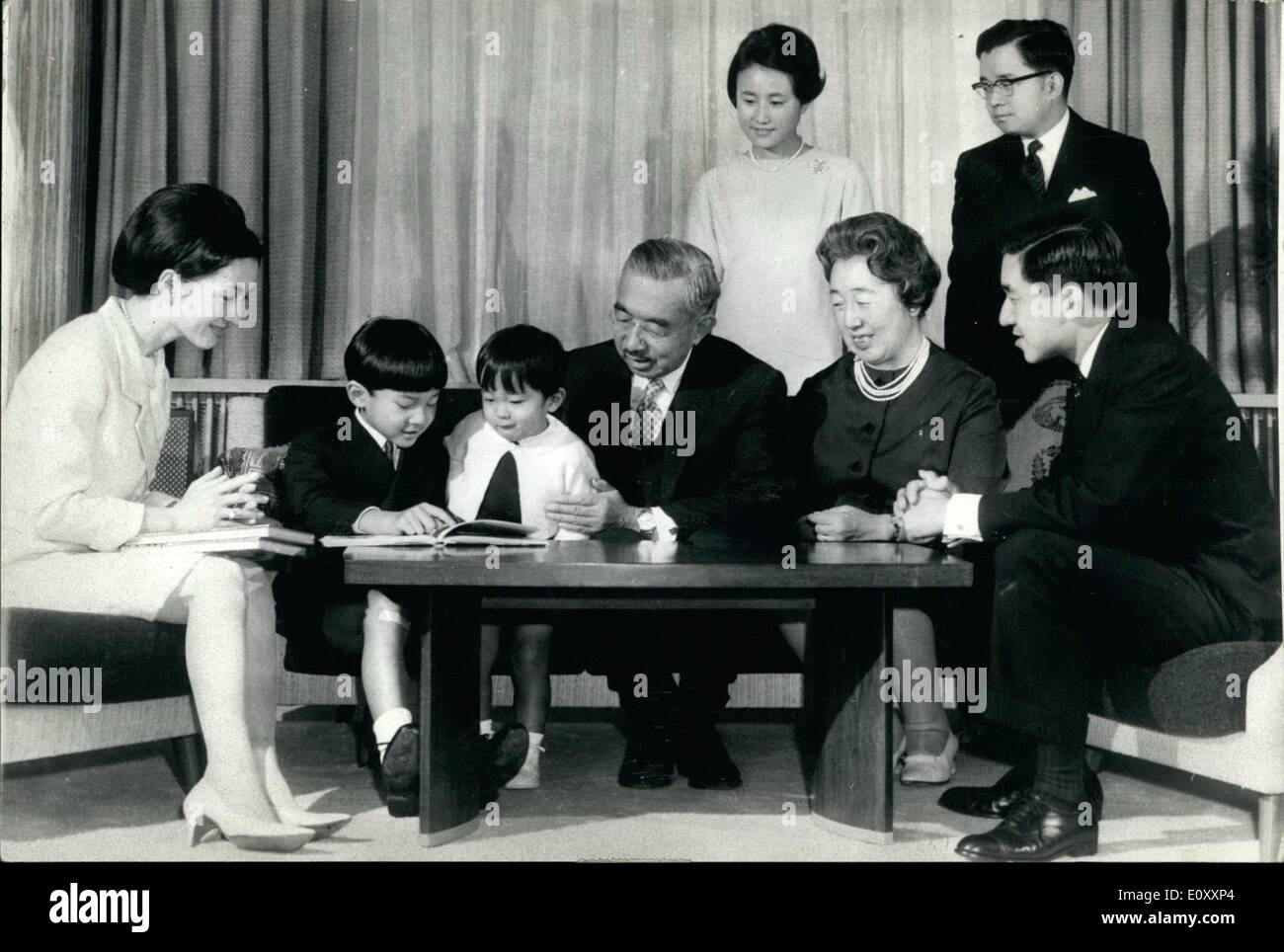 1. Januar 1968 - feiert königliche Familie das neue Jahr. Foto zeigt Royal Family of Japan sitzen in einem glücklichen Kreis: (von links nach rechts) vorne nun Kronprinzessin Michiko, Prinz Hiro, Prinz Aya, der Kaiser, die Kaiserin, Kronprinz Akihito (Back Row) Prinzessin Hitachi und Prinz Hitachi im Kaiserpalast Tokio. Stockfoto