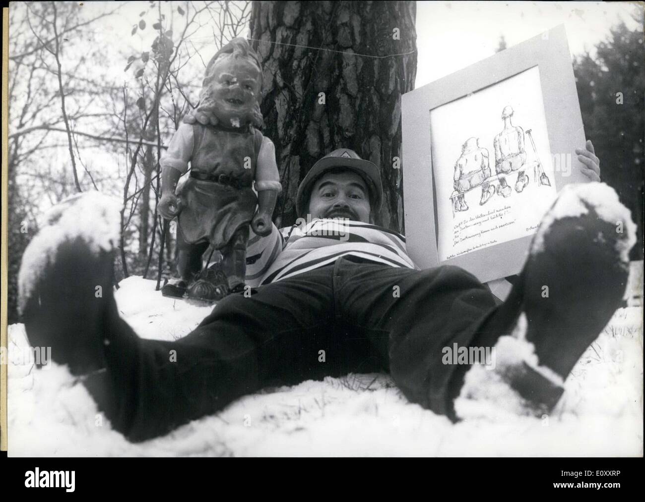 9. Januar 1968 - Michael Ostwald ist Illustratorin und inkognito als ein Maurer Helfer am Reichstag arbeitete. Er schuf eine umstrittene politische Abbildung bezüglich Bundespräsident L? Bke. Im Bild: Michael Ostwald mit seinem umstrittenen Illustration und ein Gartenzwerg, die in der Abbildung erwähnt wird. Stockfoto