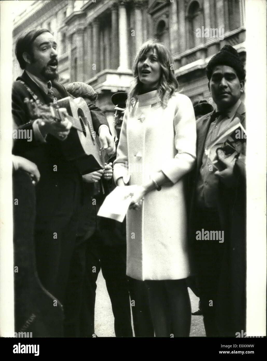 24. März 1968 - 24. März 1968 Jugendkampagne für nukleare Abrüstung Bühne Anti-Vietnam-Krieg-Demonstration. Die Jugend-Kampagne für nukleare Abrüstung inszeniert heute eine Demonstration gegen den Vietnam-Krieg, wenn sie eine auf dem Trafalgar Square Kundgebung, gefolgt von einem Marsch zur Downing Street wo Petitionen wurden Nr. 10 übergeben. Foto zeigt: Schauspielerin Vanessa Redgrave singt ein Protestlied, begleitet von Gitarrist Mark Ellington, ein Kerl Demonstrator vor der Tür des Nr. 10 Downing Street. Stockfoto