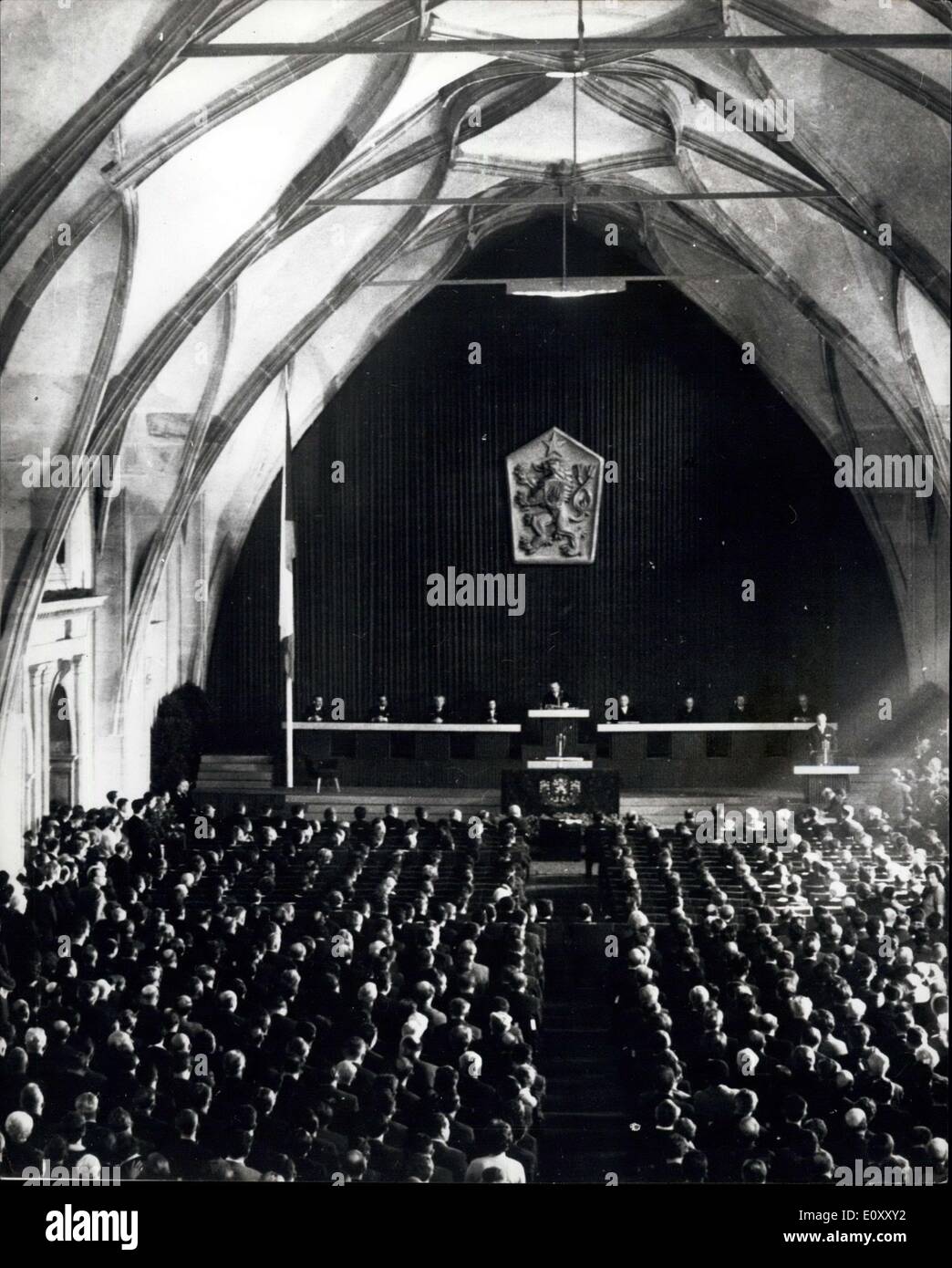 1. April 1968 - Wahl des neuen Czeh Präsidenten: die Wahl fand statt in Prag am Samstag (30. März) der General Ludvik Svoboda, 72, als Präsident der Republik. Foto zeigt allgemeine Ansicht in Vladislav-Saal auf der Prager Burg, wo Mitglieder der tschechoslowakische nationale Assmebly und Gäste versammelten sich am Samstag zur Wahl des neuen Präsidenten der Czechoslovk. Stockfoto