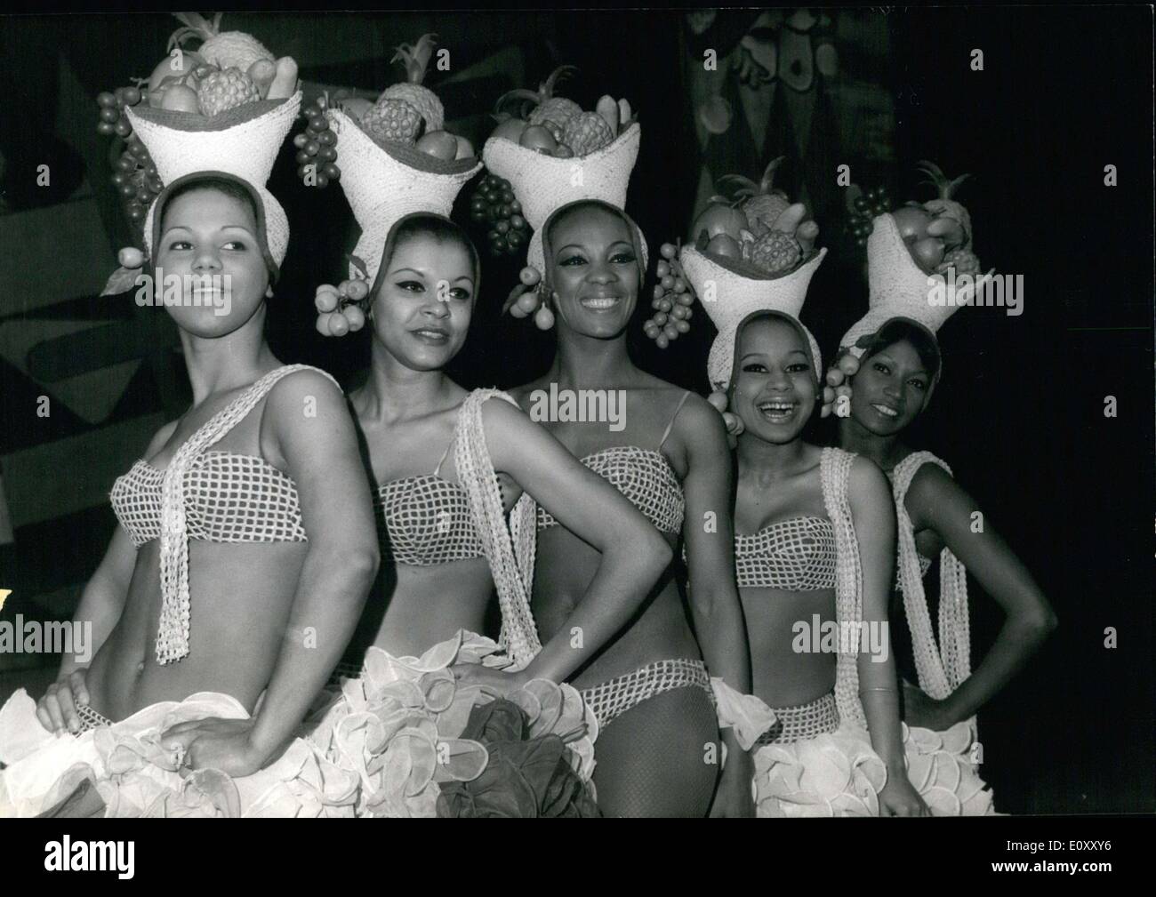 1. April 1968 - tanzen Tänzerinnen und Tänzer aus einem brasilianischen Truppe gekleidet für Karneval Stockfoto
