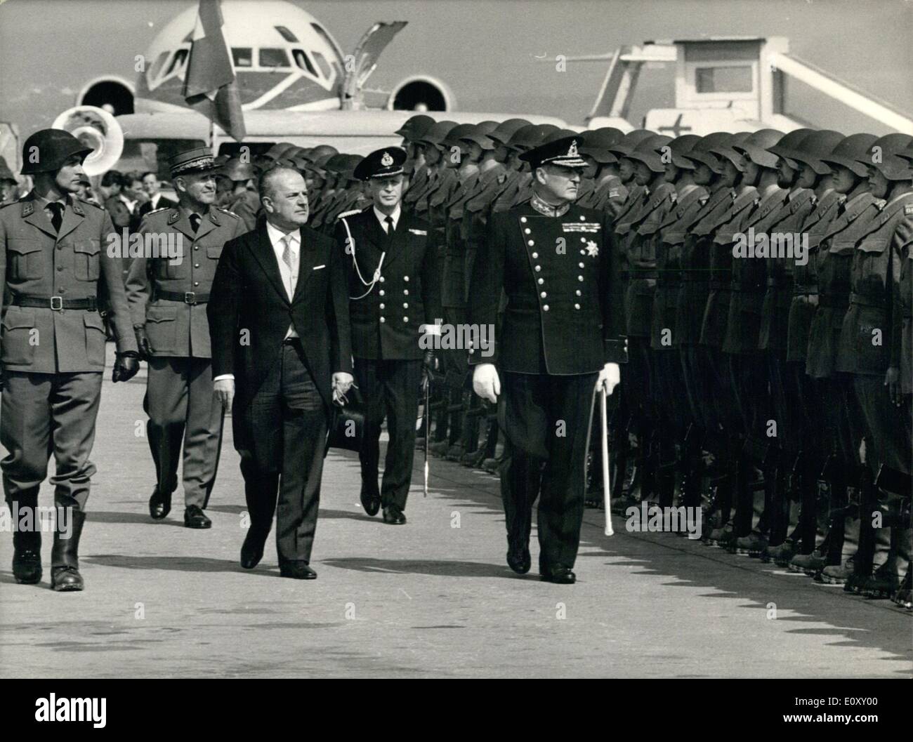 4. April 1968 - der norwegische König Olav V in der Schweiz: Montag Morgen am Flughafen Kloten-Zürich der norwegische König Olav V für einen viertägigen offiziellen Besuchen in der Schweiz angekommen. Es ist dies das erste Mal, das ein norwegischen Monarchen offiziell unsere country.1 - bei seiner Ankunft in Kloten Zürich besucht, die er von federal Councillor Nello Celio begrüßt wird. Hier die Grüße der Ehren - Garde der Schweizer Soldaten; Neben ihm, auf der linken Seite, Herr Nello Celio. Stockfoto