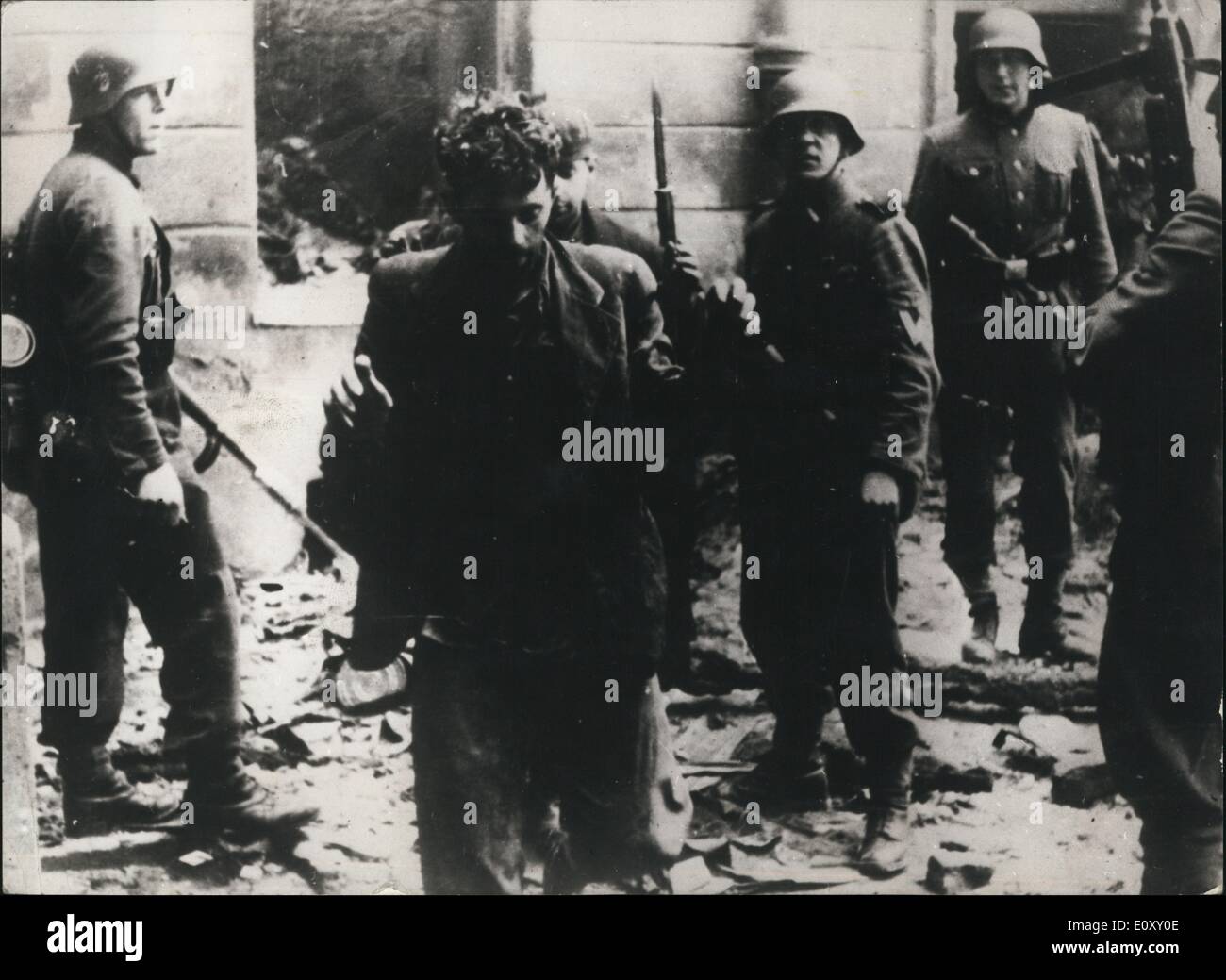 4. April 1968 - 25.. Jahrestag des jüdischen Aufstand gegen die deutsche Armee In Polen: am 19. April 1943 stieg gegen die deutsche Armee israelische Organisationen des Warschauer Ghettos. Foto zeigt zwei jüdische Häftlinge, die an den steigenden teilgenommen - scheinen mit einer Gruppe von deutschen Soldaten im Warschauer Ghetto. Stockfoto