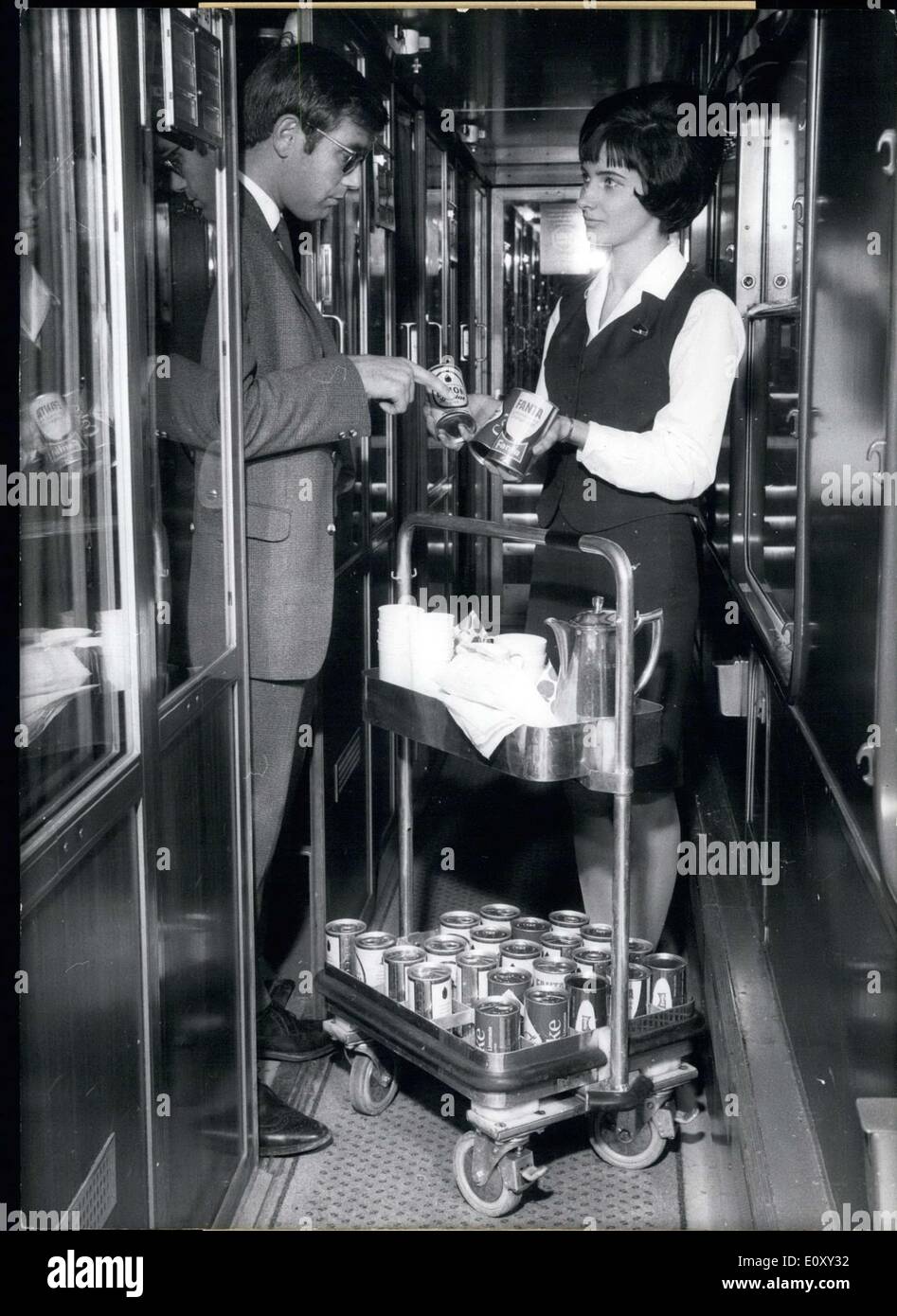 17. Januar 1968 - Einkaufswagen die Deutsche Bahn ist ein abrollen bietet jetzt voller Dienstleistungen für seine Kunden. Es verfügt über Getränke in Dosen, Riders Durst zu stillen. Zunächst jedoch müssen sie den Wagen finden! Stockfoto