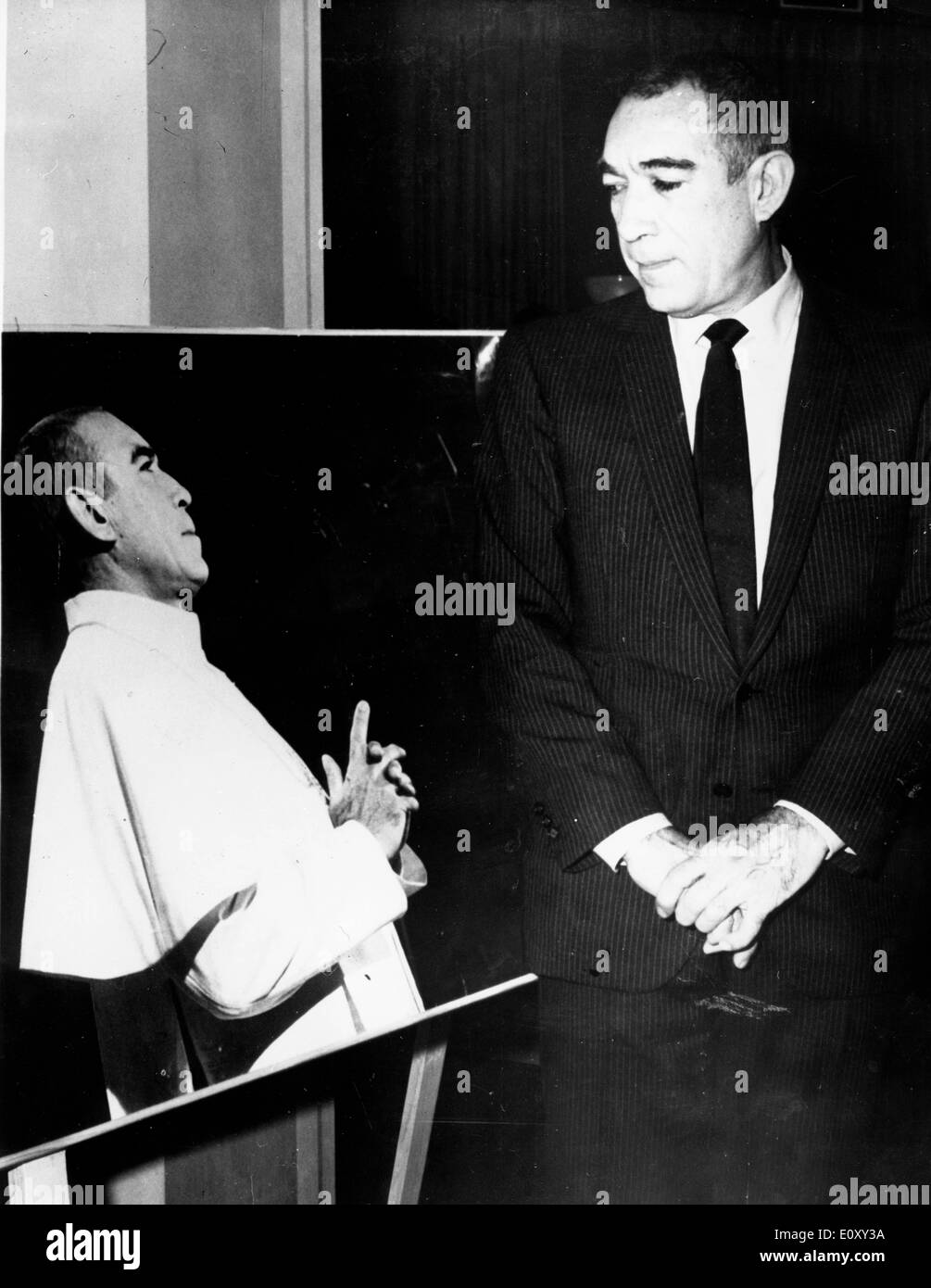 Schauspieler Anthony Quinn als Papst Kiril für "Den Schuhen des Fischers" Stockfoto