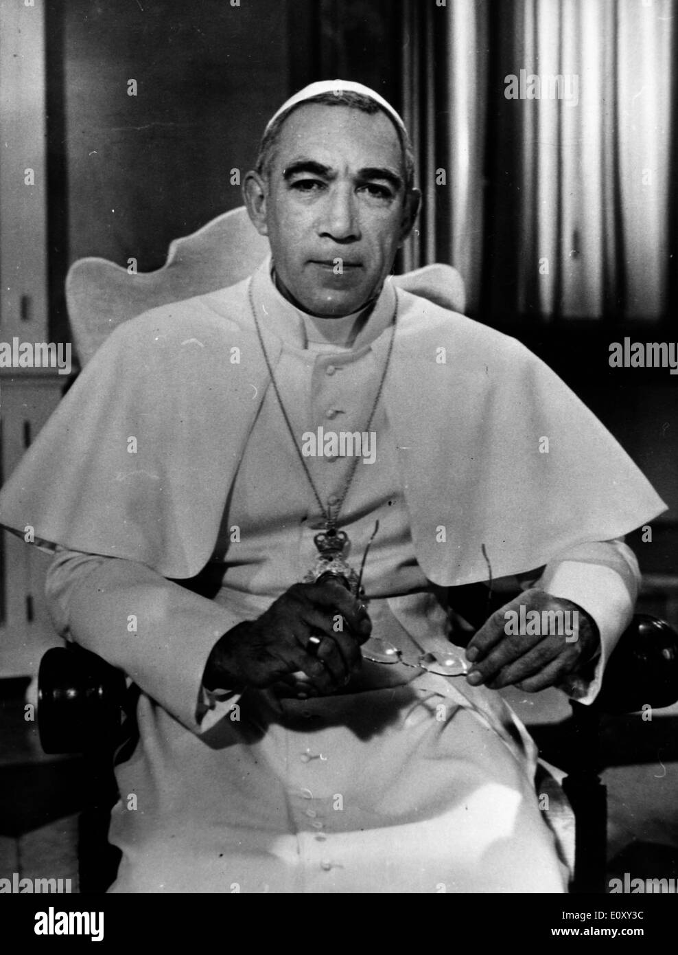 Schauspieler Anthony Quinn in Charakter als Papst Kiril für einen film Stockfoto