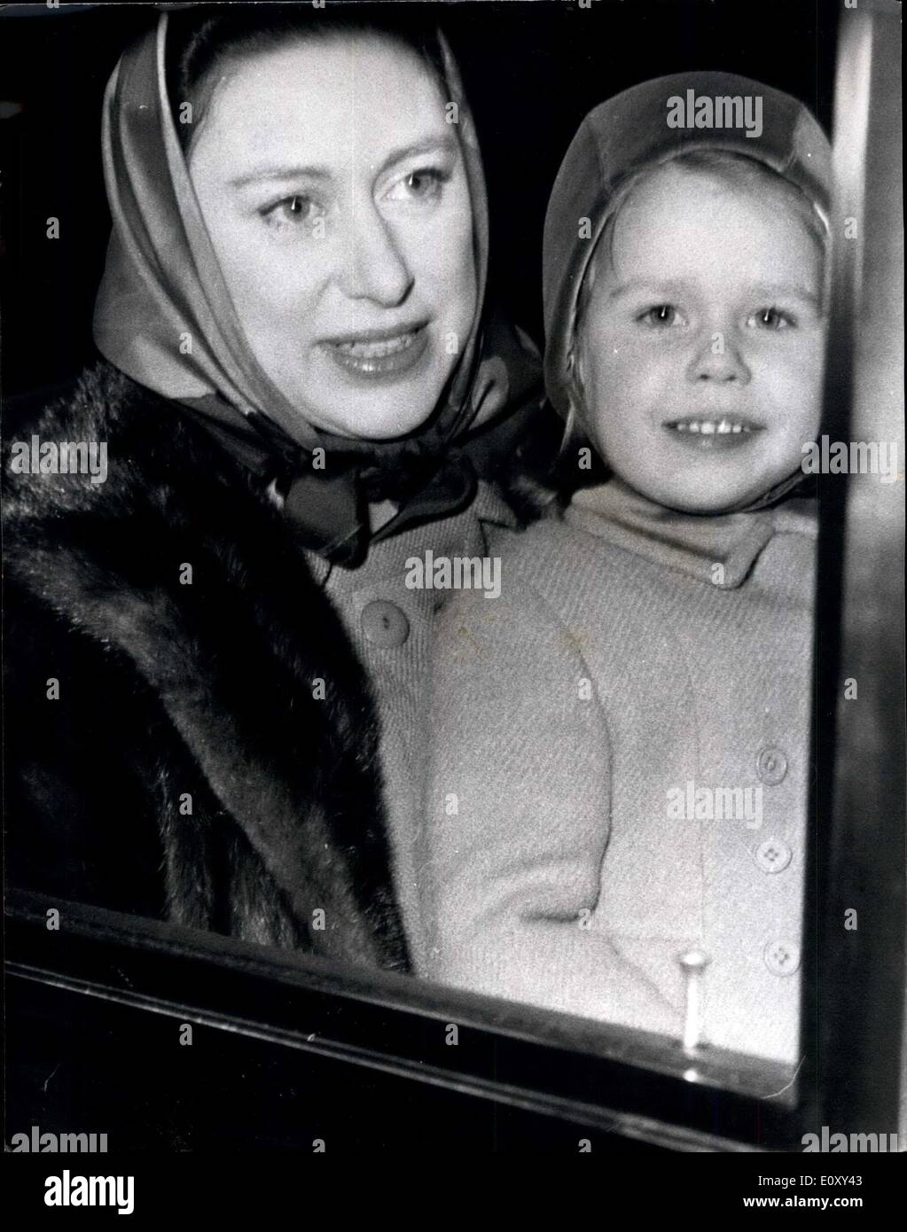 22. Januar 1968 - Royals zurück von Sandringham.: Foto zeigt Prinzessin Margaret hält Lady Sarah Armstrong-Jones auf dem Schoß - gesehen Liverpool Street Station nach Ankunft Sandrigham heute wieder zu verlassen. Stockfoto