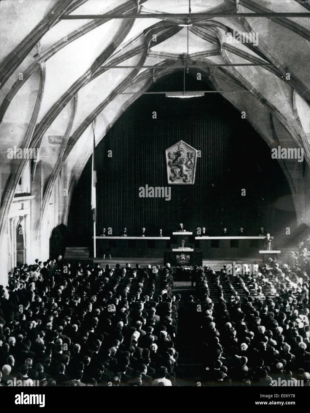 4. April 1968 - Wahl des neuen tschechischen Präsidenten.: die Wahl fand statt in Prag am Samstag (30. März) der General Ludvik Svoboda, 72, als Präsident der Republik. Foto zeigt Gesamtansicht in Vladislav-Saal auf der Prager Burg, wo Mitglieder der Nationalversammlung der Tschechoslowakei und Gäste versammelten sich am Samstag zum neuen Präsidenten der Tschechoslowakei gewählt. Stockfoto