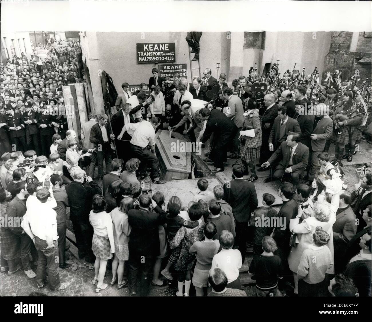 4. April 1968 - begraben Untergrund für 61 Tage. Mike Meaney brachte an die Oberfläche nach dem brechen Rekord.: nach begraben in einem Sarg acht Füße u 61 Tage - ein Weltrekord - irische Barkeeper Mike Meaney wurde geschleppt an die Oberfläche heute an eine Fremdfirma Hof in Kilburn, London. Der Sarg mit Mike erfolgte durch die Straßen auf einem LKW, der Admiral Lord Nelson Wirtshaus geöffnet werden. Foto zeigt Horden von Menschen versammeln runden das as der Sarg mit Mike Meaney aus dem Loch gehoben wird, nachdem seine rekordverdächtige 61 Tage davon unterirdisch begraben. Stockfoto