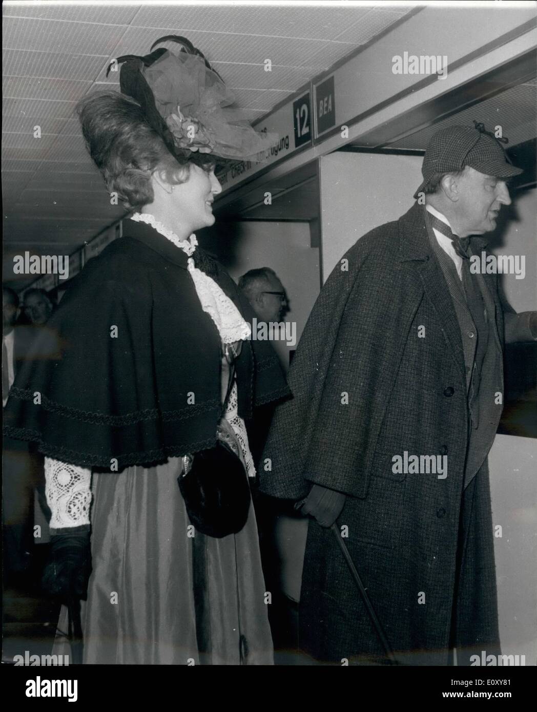 4. April 1968 - Sir Paul und Lady Gore-Stand fliegen, Schweiz, Join  Sherlock Holmes Society Mitglieder: Tragen, die die Kostüme der Zeit, Sir  Paul und Lady Gore-stand, heute verließ London Flughafen um