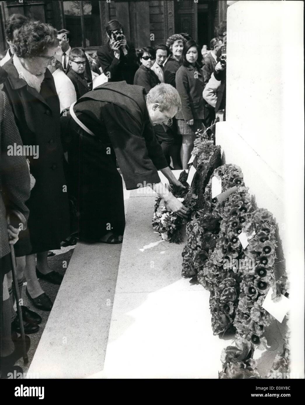 4. April 1968 - DEMONSTRATION AT ANZAC Tag Kranz Verlegung CEREMONY AT KENOTAPH: A Franziskaner Mönch, Bruder Selwyn, 27, a New Zealand des E. C. des Franziskaner-Ordens, Worcestershire, löste eine Demonstration am Ehrenmal heute, nach der hohen Kommissare und Servicemitarbeiter von Australien und Neuseeland ihre Anzac Day Kränze gelegt hatte. Bruder Selwyn platziert einen Kranz im Namen der Nordvietnamesen tot. Sechs australischen und neuseeländischen Demonstranten wurden festgenommen Stockfoto