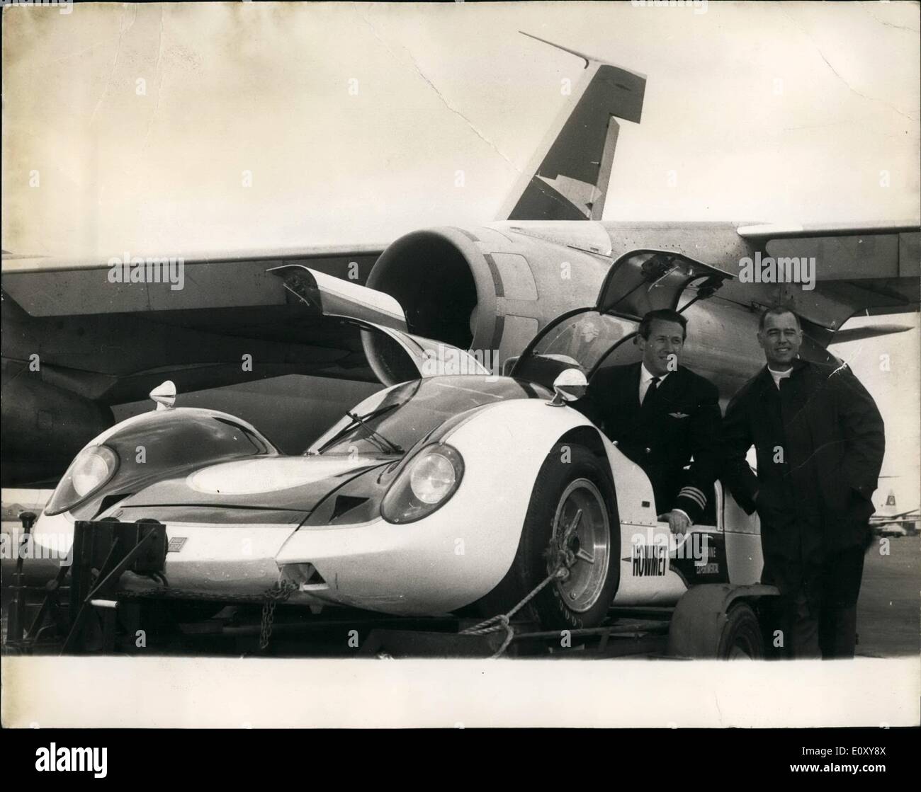 4. April 1968 - der erste Jet Auto zu Rennen In Großbritannien kommt von Luft aus New York auf Sonntag, 7. April 1968, treten die ersten strahlgetriebenen Auto Rennen in Großbritannien in der BOAC internationalen 5008 in Brands Hatch, Kent. Das Auto, eine amerikanische Howmet TX-Turbine wurde an Bord einer BOAC Frachtflugzeugen zum Flughafen London eingeflogen. Der Co-Pilot des Frachters BOAC wurde von der Howmet Corporation als einer der beiden Fahrer für das Auto in der internationalen "500" ausgewählt. Er ist erster Offizier Hugh Dibley Stockfoto