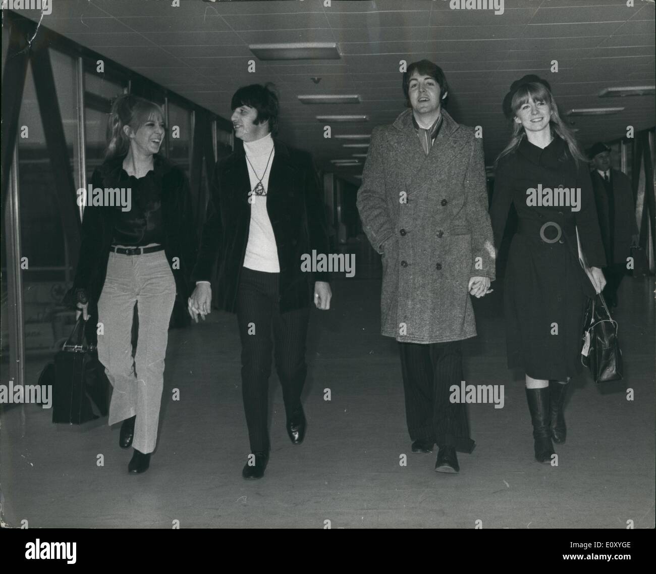 2. Februar 1968 - Beatles Off To India: Beatles Paul McCartney und Ring Starr, links London Flughafen heute, den anderen Beatles John Lonnon und George Harrison für zwei Monate Meditation an der Maharishi Akademie in den Ausläufern des Himalaya Indiens zu verbinden. Mit ihnen gingen Pauls Freundin Jane Asher und Ringos Frau Maureen. Das Foto zeigt die Beatles Partei Fuß auf das Flugzeug auf dem Flughafen London heute. (L, R): Ringo Frau Maureen; Ringo Starr; Paul McCartney und seine Freundin Jane Asher. Stockfoto