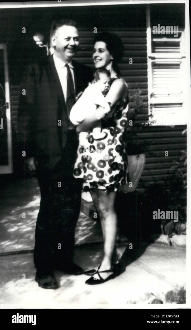 2. Februar 1968 - US-amerikanischer römisch-katholischer Priester jetzt verheiratet, ehemalige Nonne im Fernsehen zur Unterstützung der geht bewegt sich zum Entspannen der Zölibat Gesetzen der Kirche.: ein römisch-katholischer Priester, nun verheiratet, eine ehemalige Nonne, letzte Nacht im nationalen Fernsehen zur Unterstützung bewegt den Cursor zum entspannen das Zölibat Gesetze der Kirche ging. Der Priester, die aus den Vereinigten Staaten im Mai letzten Jahres nach Australien ausgewandert, hat Berufung eingelegt, nach Rom, um seine Ehe zu erkennen. Der Priester ist Dr Stockfoto