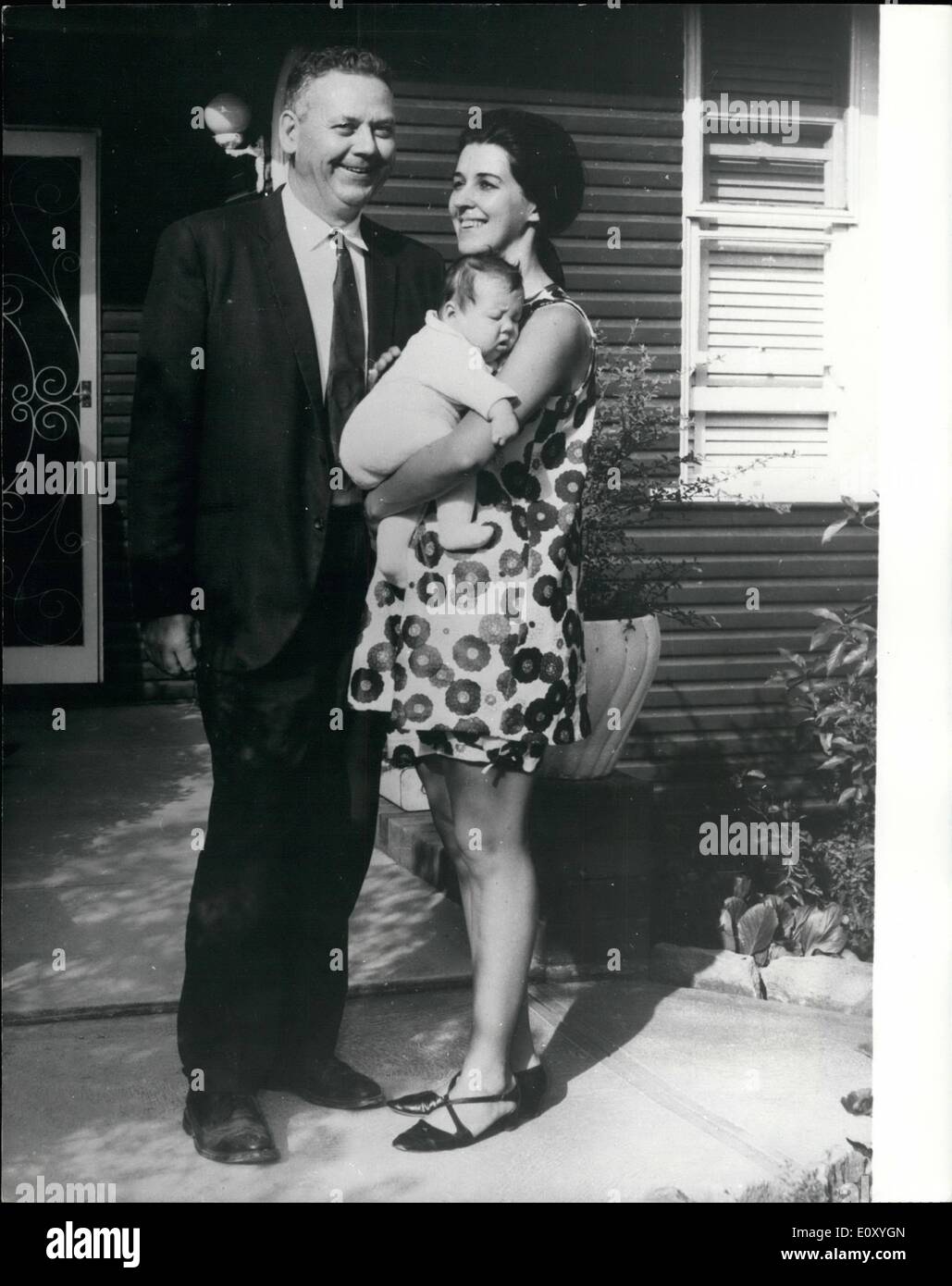 2. Februar 1968 - US-amerikanischer römisch-katholischer Priester jetzt verheiratet, ehemalige Nonne im Fernsehen zur Unterstützung der geht bewegt sich um den Zölibat Gesetzen der Kirche zu entspannen: ein römisch-katholischer Priester, nun verheiratet, eine ehemalige Nonne, letzte Nacht im Nationalfernsehen zur Unterstützung bewegt den Cursor zum entspannen das Zölibat Gesetze der Kirche ging. Der Priester, die aus den Vereinigten Staaten im Mai letzten Jahres nach Australien ausgewandert, hat Berufung eingelegt, nach Rom, um seine Ehe zu erkennen. Der Priester ist Dr Stockfoto