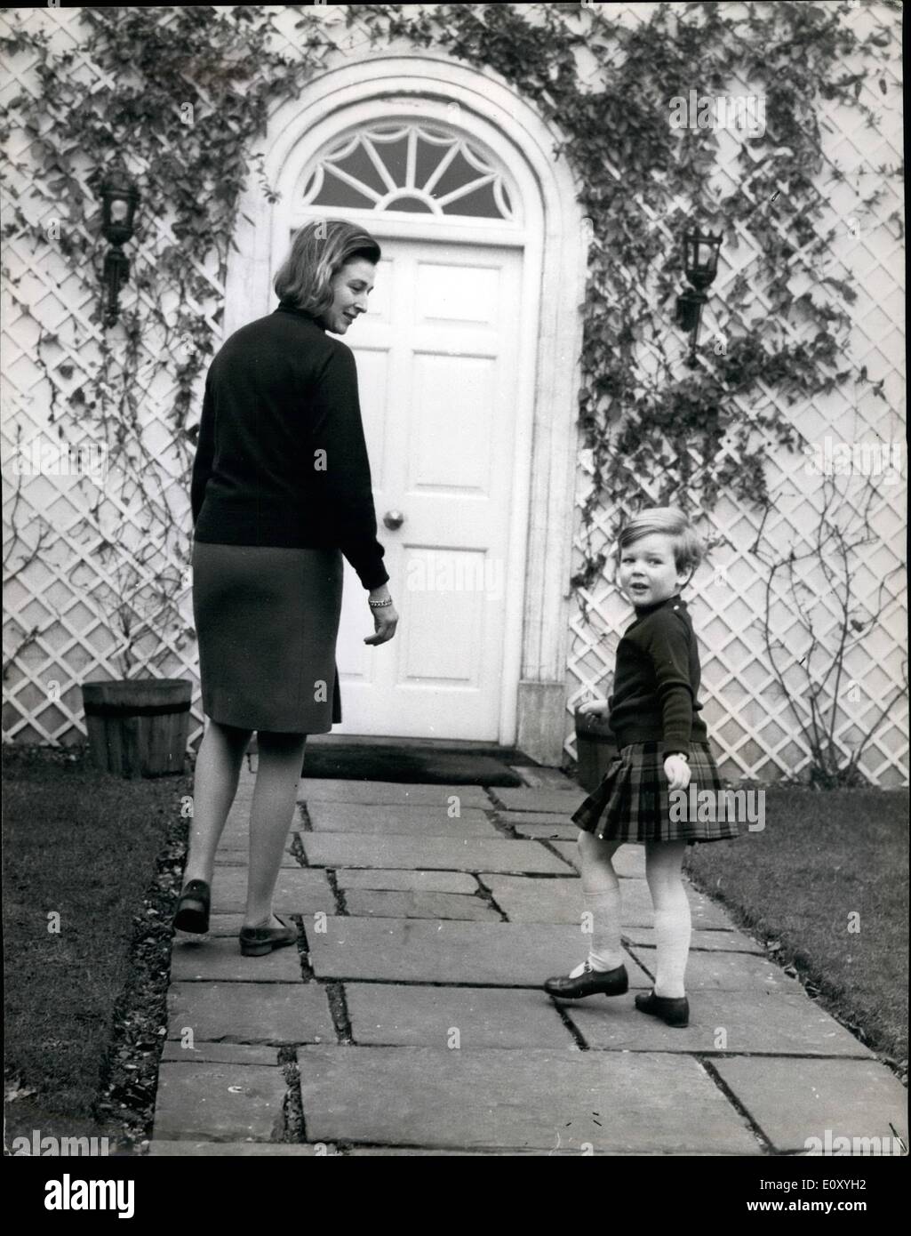 2. Februar 1968 - James Ogilvy ist vier heute, feiert seinen ersten Geburtstag. James Ogilvi, Sohn von Prinzessin Alexandra und Herr Angus Ogilvy, ist vier Jahre alt heute - obwohl dies seinen ersten Geburtstag - er am Neujahrstag geboren wurde. Foto zeigt nach der Verabschiedung seines Vaters um zu arbeiten heute junge James Ogilvi gesehen hier mit Prinzessin Alexandra, gibt eine Welle in Thatched House Lodge, Richmond Park. Stockfoto