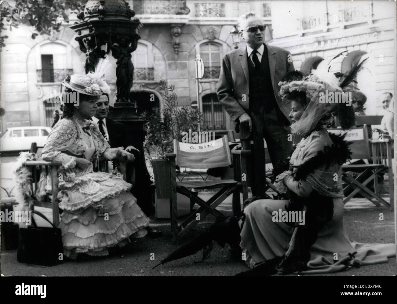 4. April 1968 - Katharine Hepburn die Hauptrolle in "die Irre von Chaillot'': Katharine Hepuburn hält die Hauptrolle des Bildschirms Wersion von dem berühmten Stück '' die Irre von Chaillot'' jetzt im Studio Victorine in Nizza gemacht wird. Foto zeigt (stehend) Claude Dauphin, Katharine Hepbrun (links) und Giulietta Massina (der "Strada '' Fame). Stockfoto
