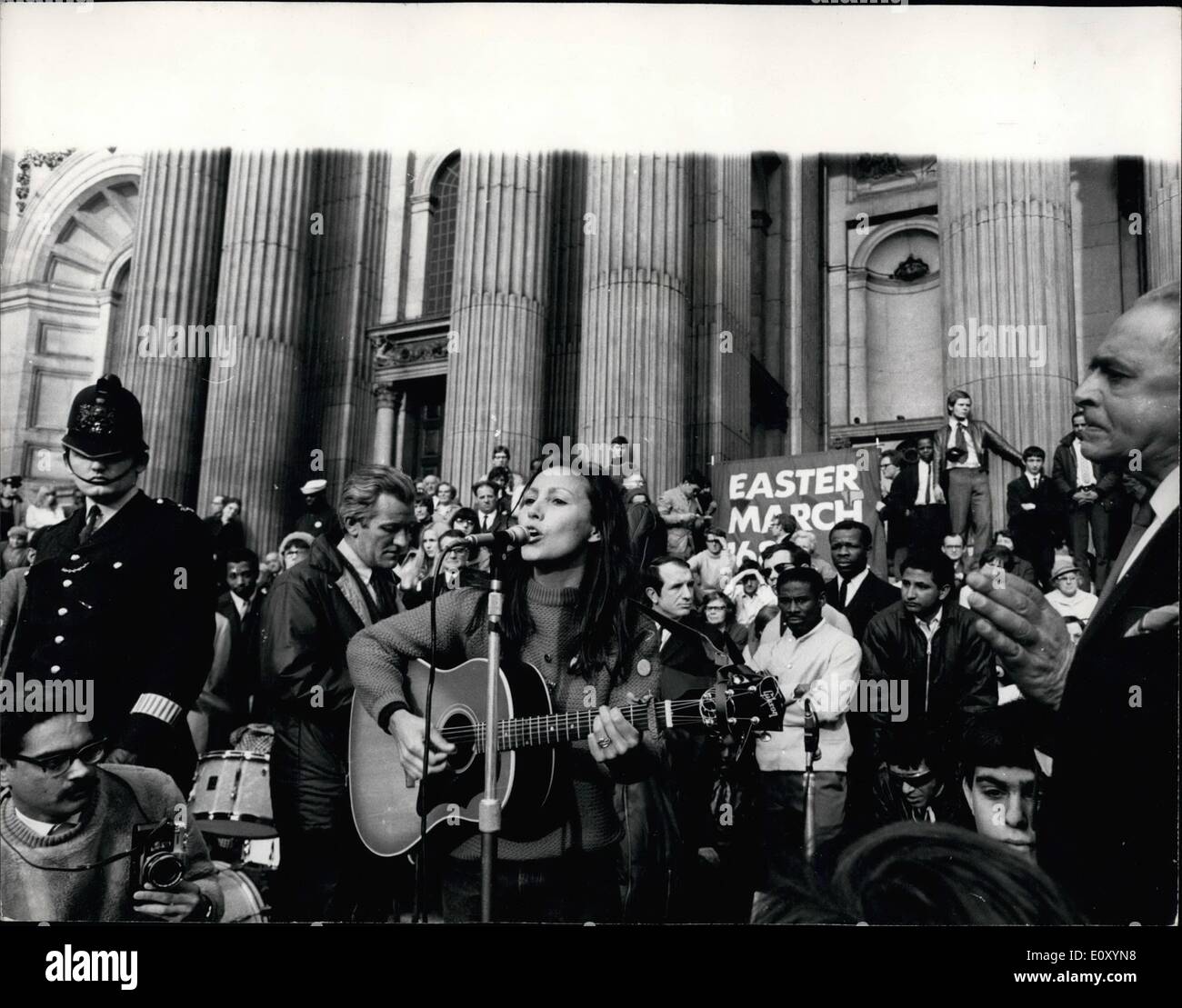 4. April 1968 - fertig Masse Rallye C.N.D. Demonstranten in Trafalgar Square nach marschieren von Aldermaston viele Tausende Unterstützer der Kampagne für nukleare Abrüstung ihrer viertägigen Marsch von Aldermaston, Berks, mit einer Großkundgebung am Trafalgar Square - dann marschierten sie zur St. Pauls Cathedral, wo ein Stunde lang Tribut auf den Stufen der späten Dr. Martin Luther King geschenkt wurde , wer in den USA abgeschossen wurde. Foto zeigt:-Julie Felix die amerikanische Folk-Sängerin gesehen singen um die Menge von der Treppe von St. Paul. Stockfoto