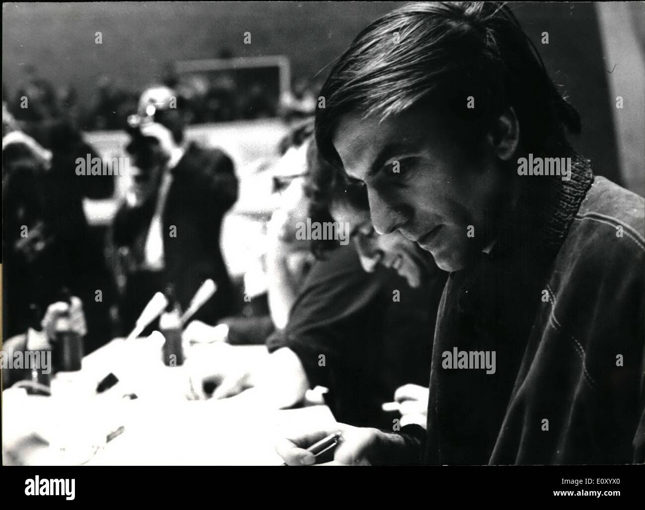 2. Februar 1968 - mörderischen Anschlag auf Rudi Dutschke; Dieser Zeit nicht identifizierten Täter war Herunterfahren der Berliner SDS-Ideologen Rudolf Dutschke auf KUrfustendem auf 04.11.68. Dutschke war durch drei Schüsse gefährlich verletzt. Die Täter entkamen zunächst aber Polizei setzte ihn nach einigen Schüssen in einem nahe gelegenen Neubau. 3000 junge Menschen versuchen in der Nacht auf die 04.12.68 Zeitung Gebäude des Axel-Springer-speichern. Danach nicht möglich war, legten sie Feuer auf dem Parkplatz der Zeitung. Foto zeigt Rudolf Dutsche während der Vietnam-Kongress. Stockfoto