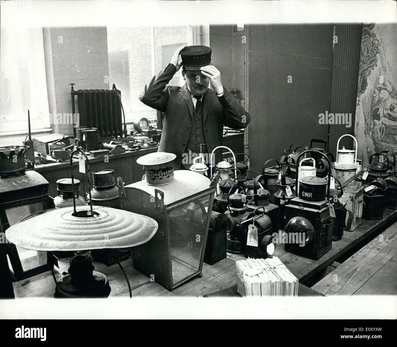 2. Februar 1968 - Eisenbahn Reliquien kommen unter den Hammer: drei hundert Eisenbahn - Teil einer Sammlung, Herr Robert Smallaman von Burnham-On-Sea, Somerset - Reliquien wurden in London gestern bei Ritter, Frank und Rutley verkauft, die Mayfair Auktionatoren. Foto zeigt Herr Smallman gesehen umgeben von einigen der Reliquien, die gestern unter den Hammer kam. Er trägt viele 349 - irische Eisenbahn-Inspektor Hut. Stockfoto