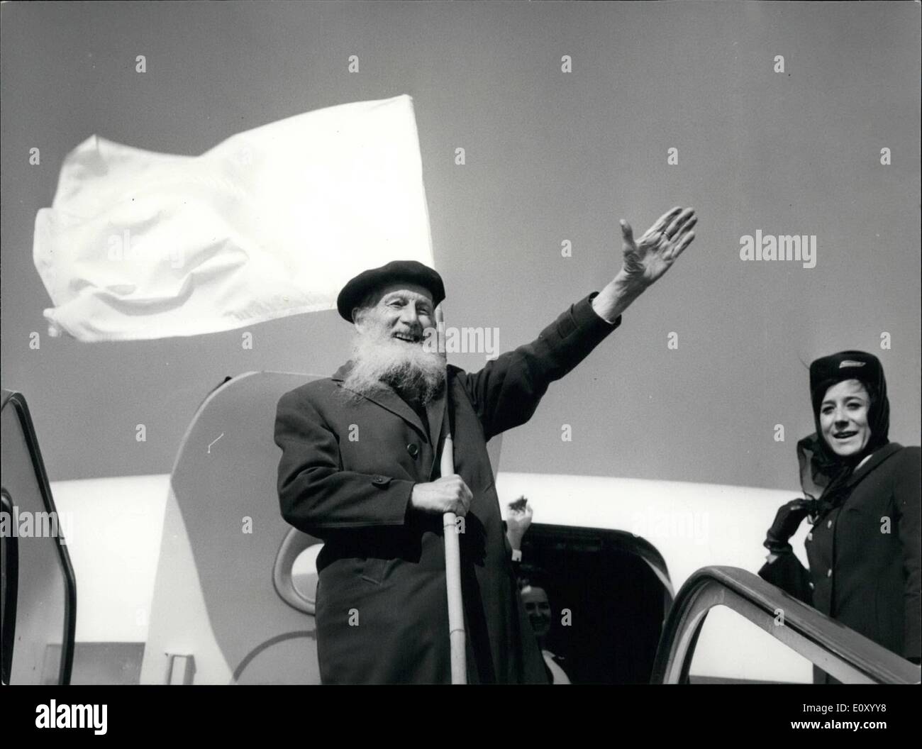 2. Februar 1968 - mit der weißen Fahne ins Weiße Haus: am Mittwoch, 28. Februar, die Schweizer '' Frieden Apostel '' Max Daetwyler für die Vereinigten Staaten per Flugzeug begann. In Washington präsentiert er die amerikanische Regierung einen "hausgemachten" Plan zur Beendigung des Krieges in Vietnam. Foto zeigt Max Daetwyler auf dem Flughafen Zürich-Kloten vor dem Start für die USA, mit seiner weißen Frieden Flagge. Gut aussehen, Alter Mann! Wenn nur. Stockfoto