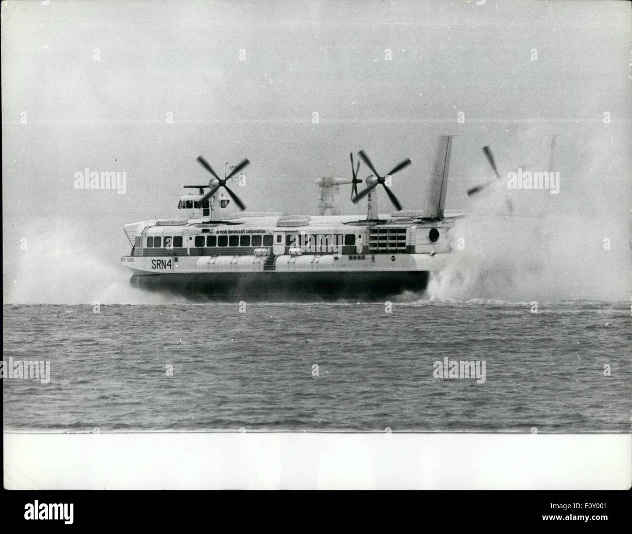 2. Februar 1968 - die weltweit größte Hovercraft braucht, um das Meer für die erste Zeit East Cowes: die erste "Mountbatten" Klasse Passagier/Babywanne Hovercraft (wahllos benannten Sr. N4) startete heute am Meer zum ersten Mal. Das 165 Handwerk werden sich 250 Passagiere befördern und 30 Autos auf einen Cross-Channel-Shuttle-Service, eine 35-minütige Reise Dover Ramsgato ...und werden die größten Hovercraft. Dienst in der Welt. Foto zeigt die Welten größte Hovercraft bei her zum ersten Mal heute im Osten gesehen Isle Of Wight kauert. Stockfoto