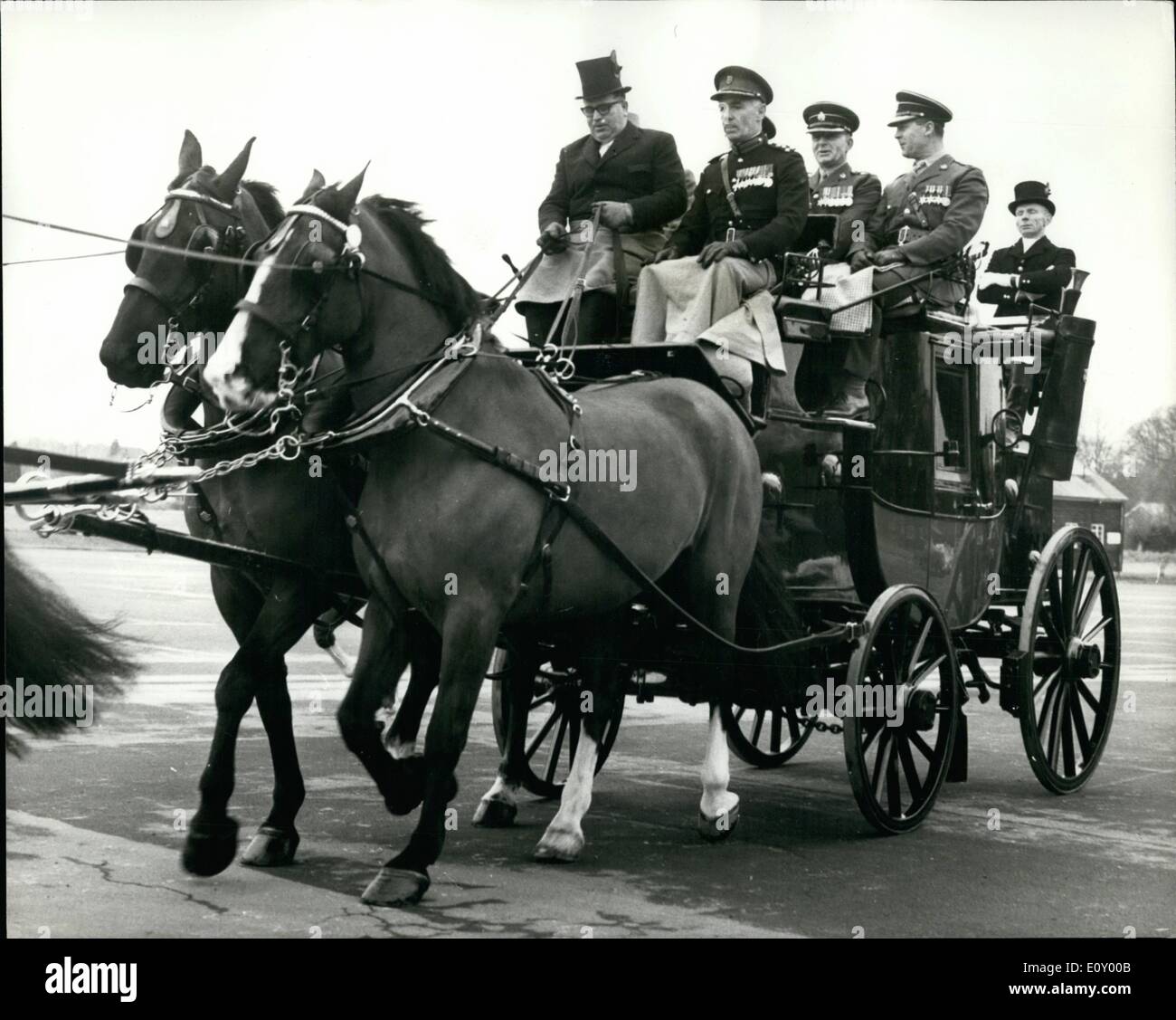 2. Februar 1968 - Blätter Kommandant durch Trainer und vier. Parade in die Mark Rente von Major L.J Aspland: Als Brigadier Lindsey Aspland, Kommandant des Royal Corps of Transport Training Centre, heute im Ruhestand, er weg von der Kaserne des Regiments Trainer und vier, eskortiert von dreißig berittenen Soldaten trugen. Eine Parade zu Ehren der Brigadier fand auf dem großen Exerzierplatz im Royal Corps der Transport Schulungszentrum, Queen Elizabeth Barracks Crookham, in der Nähe von Aldershot Stockfoto