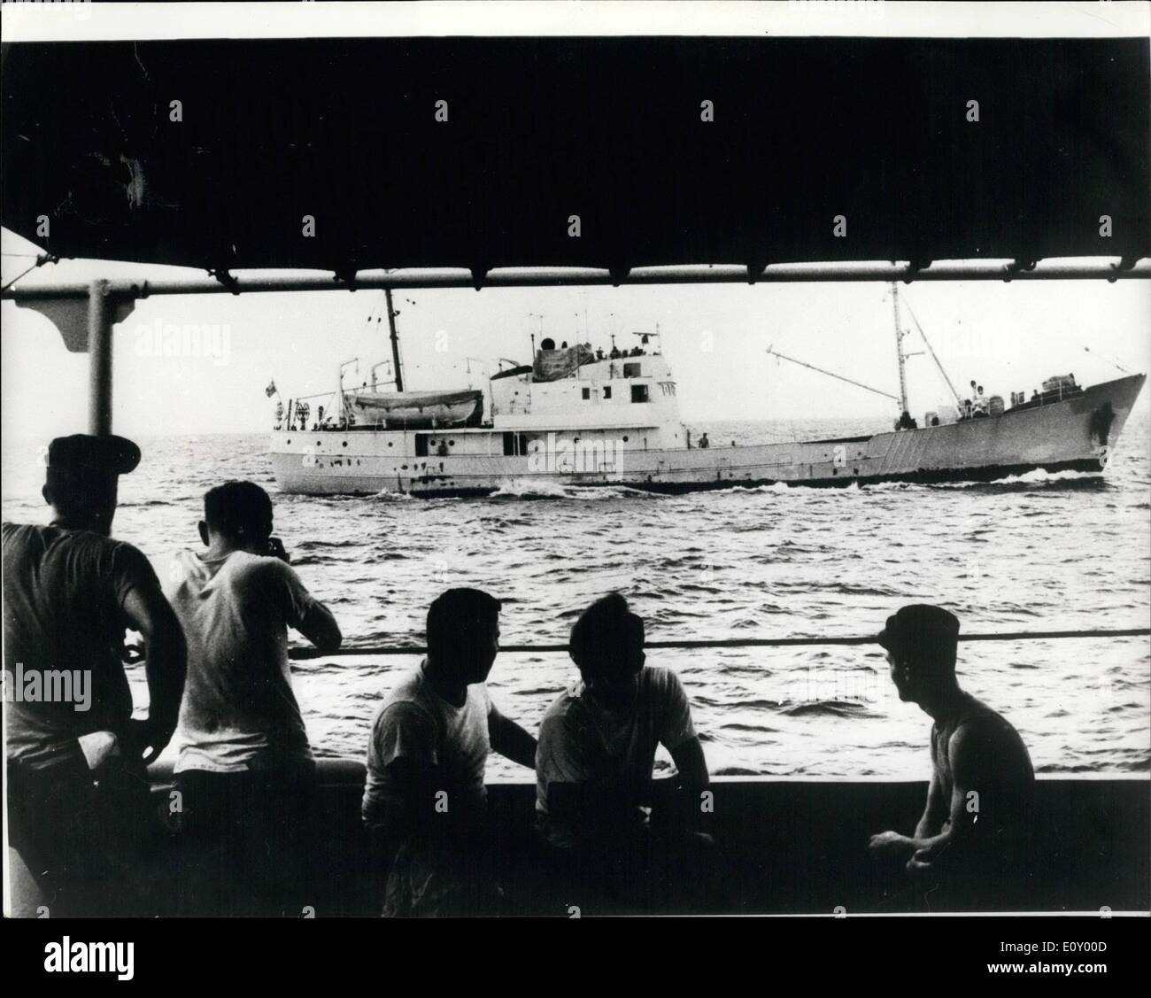 2. Februar 1968 - sie sehen einander.: die Vereinigten Staaten und der russischen Marine beobachten vorsichtig gegenseitig aus Nord-Vietnam. Foto zeigt US-Seeleute an Bord der Flotte Schlepper Lipan Uhr den sowjetischen Trawler Gidrofon, die wiederum den USA siebten Flotte Angriff Träger Beobachtung sind die täglichen Luftangriffe auf Nordvietnam fliegen. Stockfoto