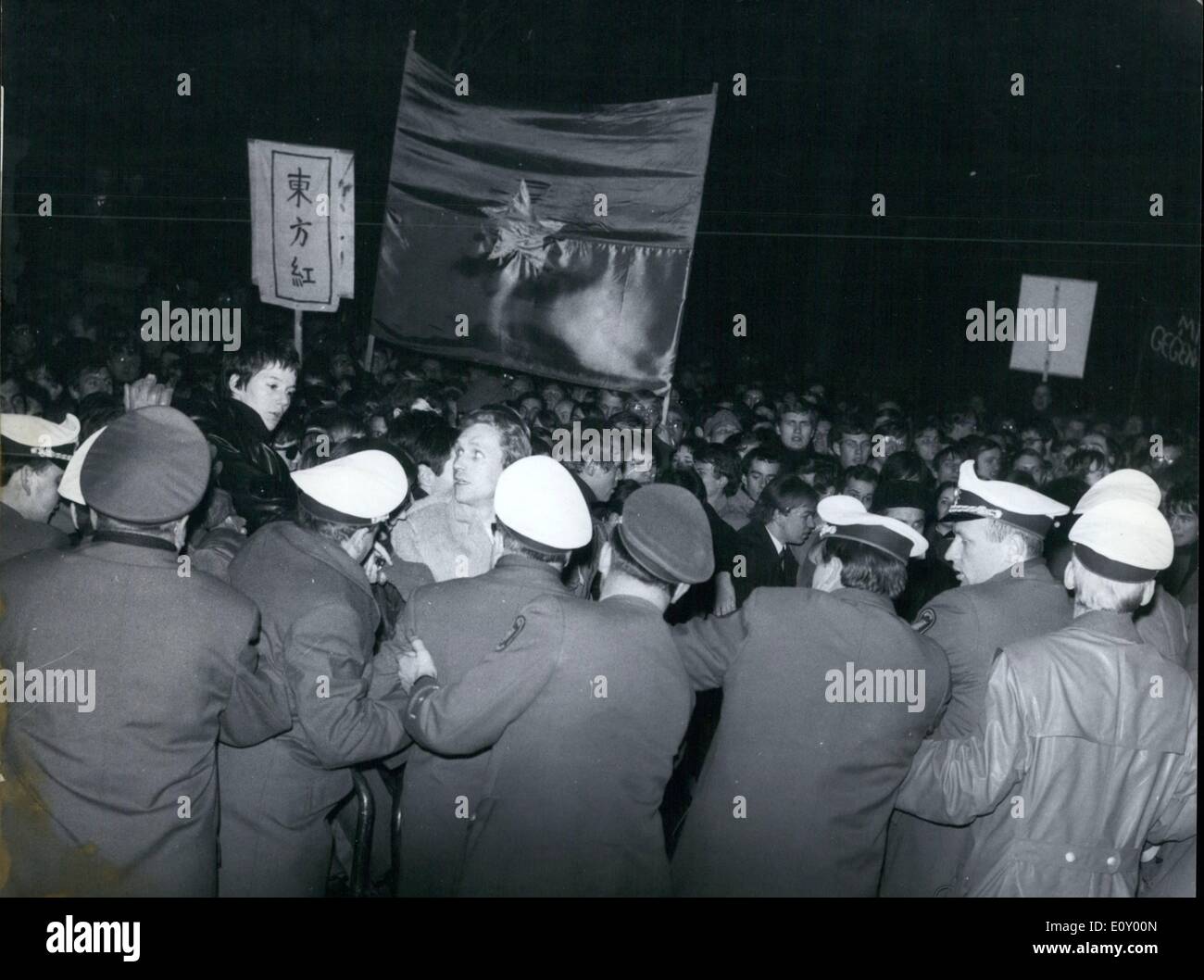2. Februar 1968 - A Street Battle... in Frankfurt am Main am Montag, dem 5. Februar brach. Nach einem '' Teach in'' der Studierenden mit dem SDS-Chefideologen Rudi Ductschke vor das amerikanische Generalkonsulat in Frankfurt am Main, im Zuge derer die Polizei Wasser-Werfer verwendet setzen Schlachten mit der Politik sprach die '' Duelle '' in einigen Fällen übergeben. Nach einer Polizei-Aktivität von fast einer Stunde konnten die Straßen gelöscht werden. sechs Demonstranten wurden festgenommen Stockfoto