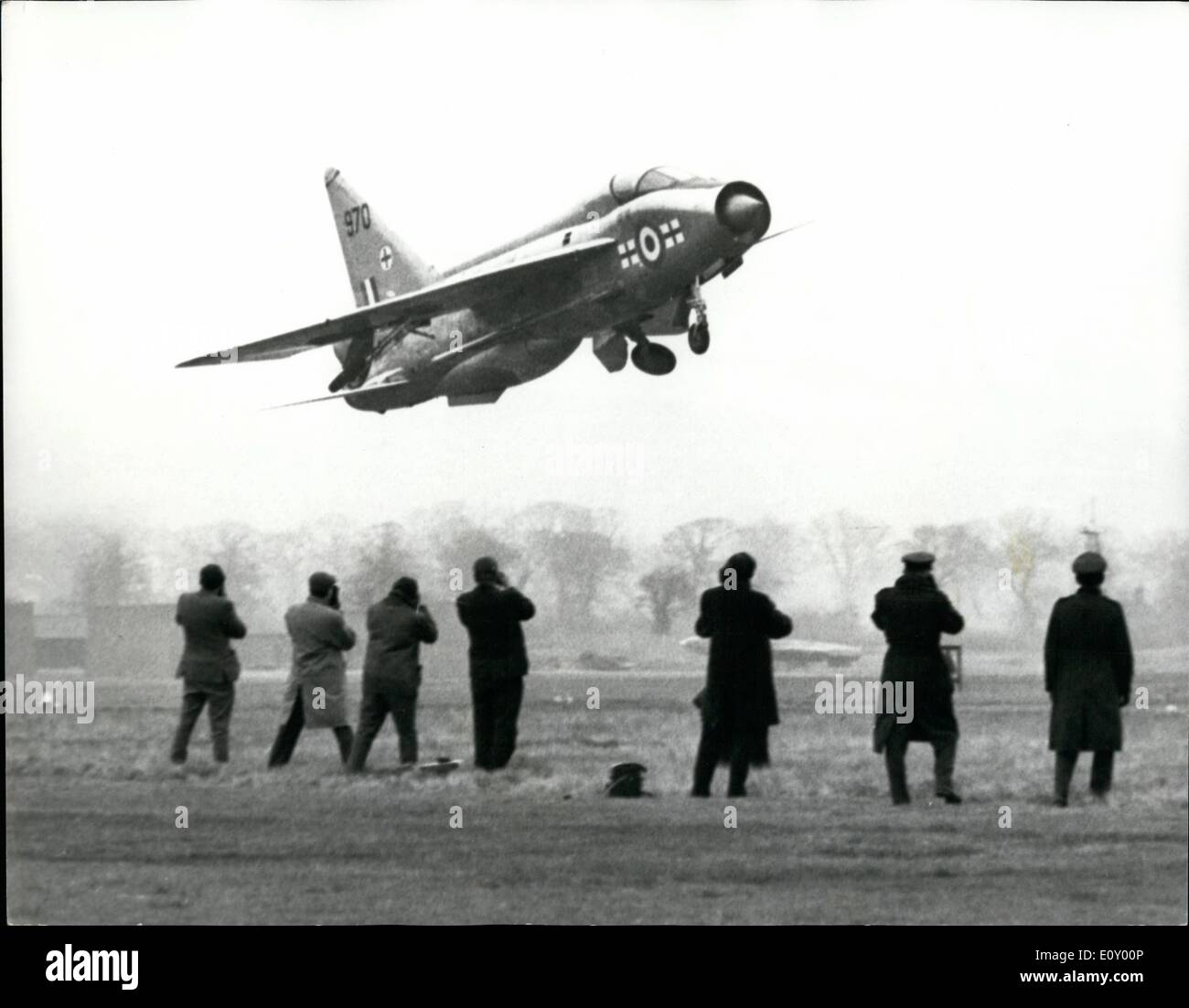 2. Februar 1968 - wird W.R.A.F. Officer die 1000.. '' 10-Tonner'' Pilot Officer Vivienne Whyer, im Alter von 19, ein Air Traffic Control Officer bei der Frau Royal Air Force, wurde heute der 1000.. Mitglied der R.A.F 1000 mph Club nur eine exklusive Einrichtung für die Menschen, die ein Flugzeug bei 1.000 mph geflogen sind berechtigt. Sie machte ihren Flug in einem 1.500 mph Blitz aus R.A.F Coltishall, Nerfolk, geflogen von Group Captain Mike Hebson, Coltishalls Station Commander Stockfoto