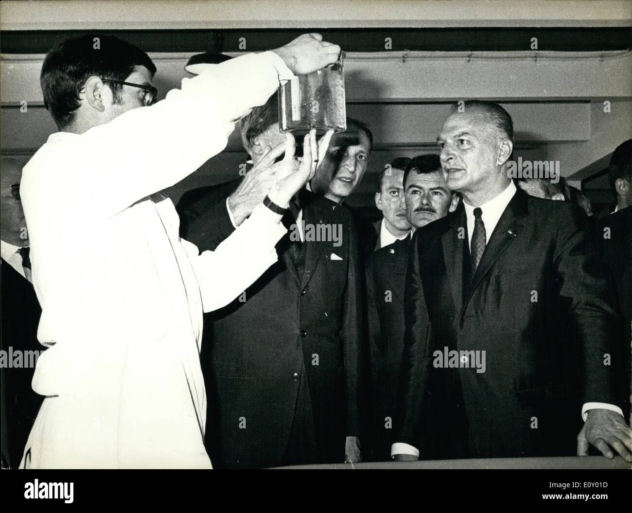 4. April 1968 - Paul Delouvrier, Präfekt der Region Paris, eröffnet eine Wasseraufbereitungsanlage genannt '' Edmond Pepin Fabrik '' am Samstagnachmittag. Die Ozon-Station im Werk in der Nähe Choisy le Roi, produziert mehr als 2.000 Kilogramm der Produktion Stockfoto